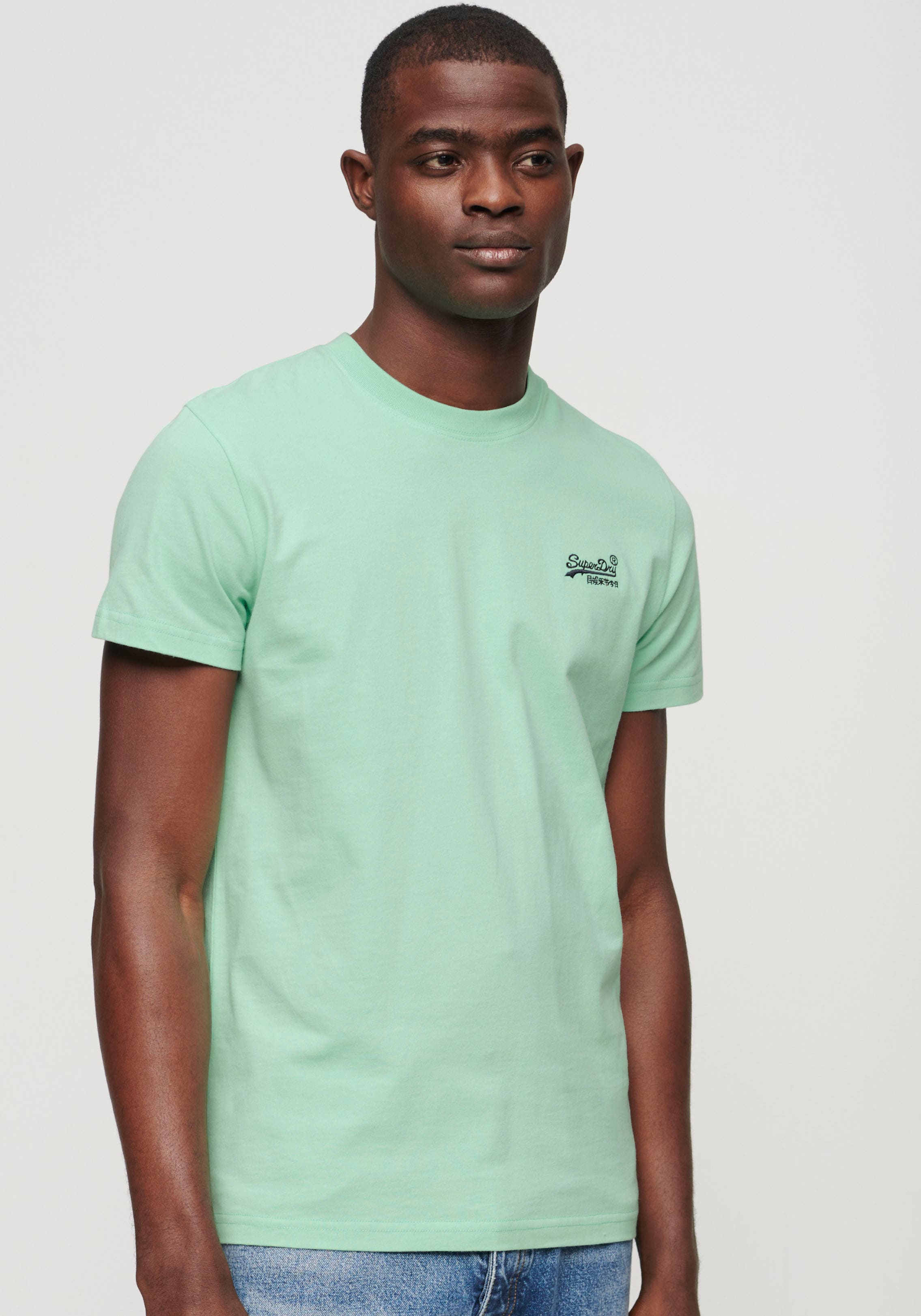 Superdry "ESSENTIAL LOGO EMB TEE" aus Baumwolle und Single Jersey, Slim Fit, Kurzarm, hüftlang