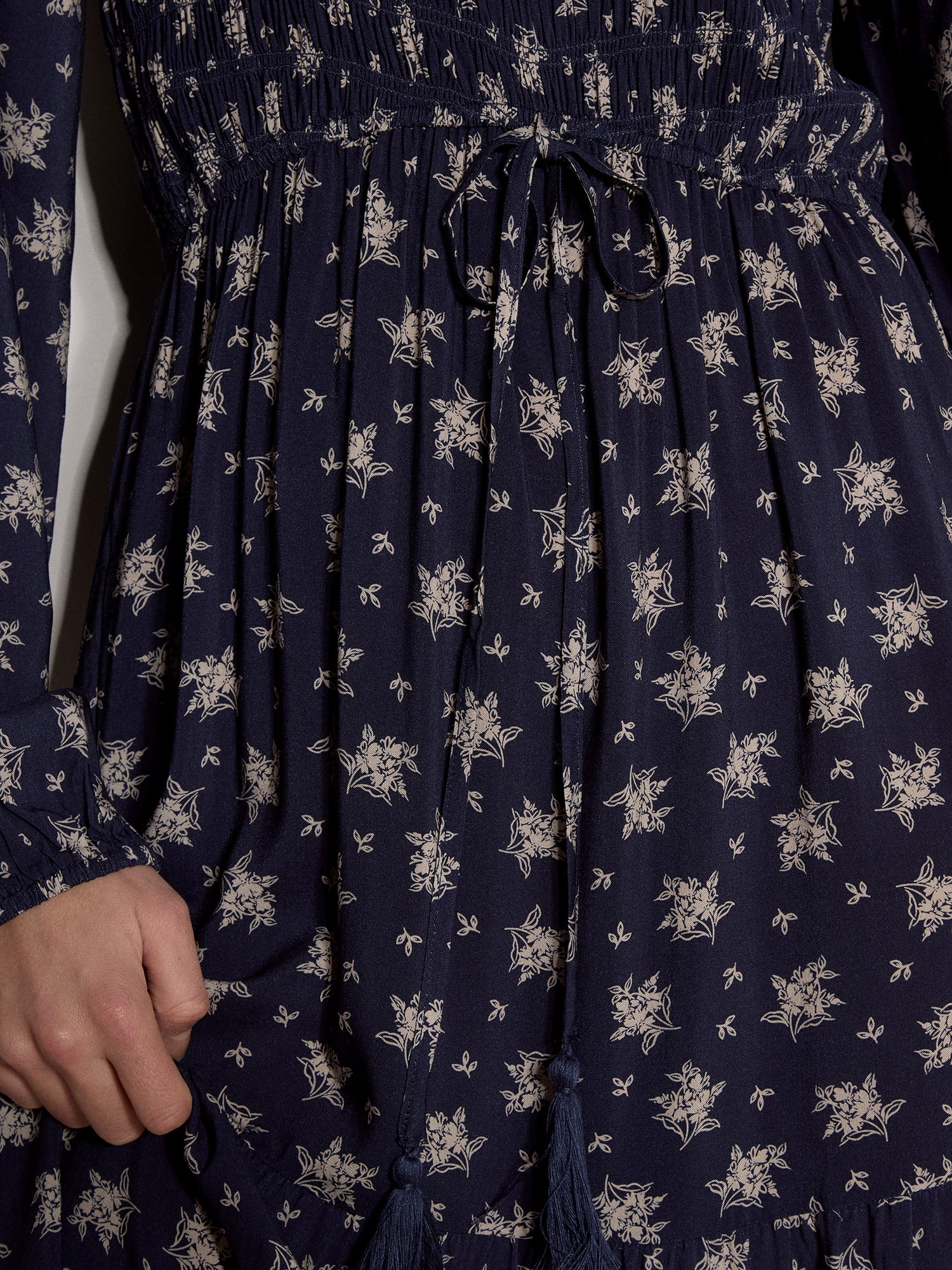 Apricot Midikleid »Smokkkleid in mittlerer Länge« mit Blumenmuster