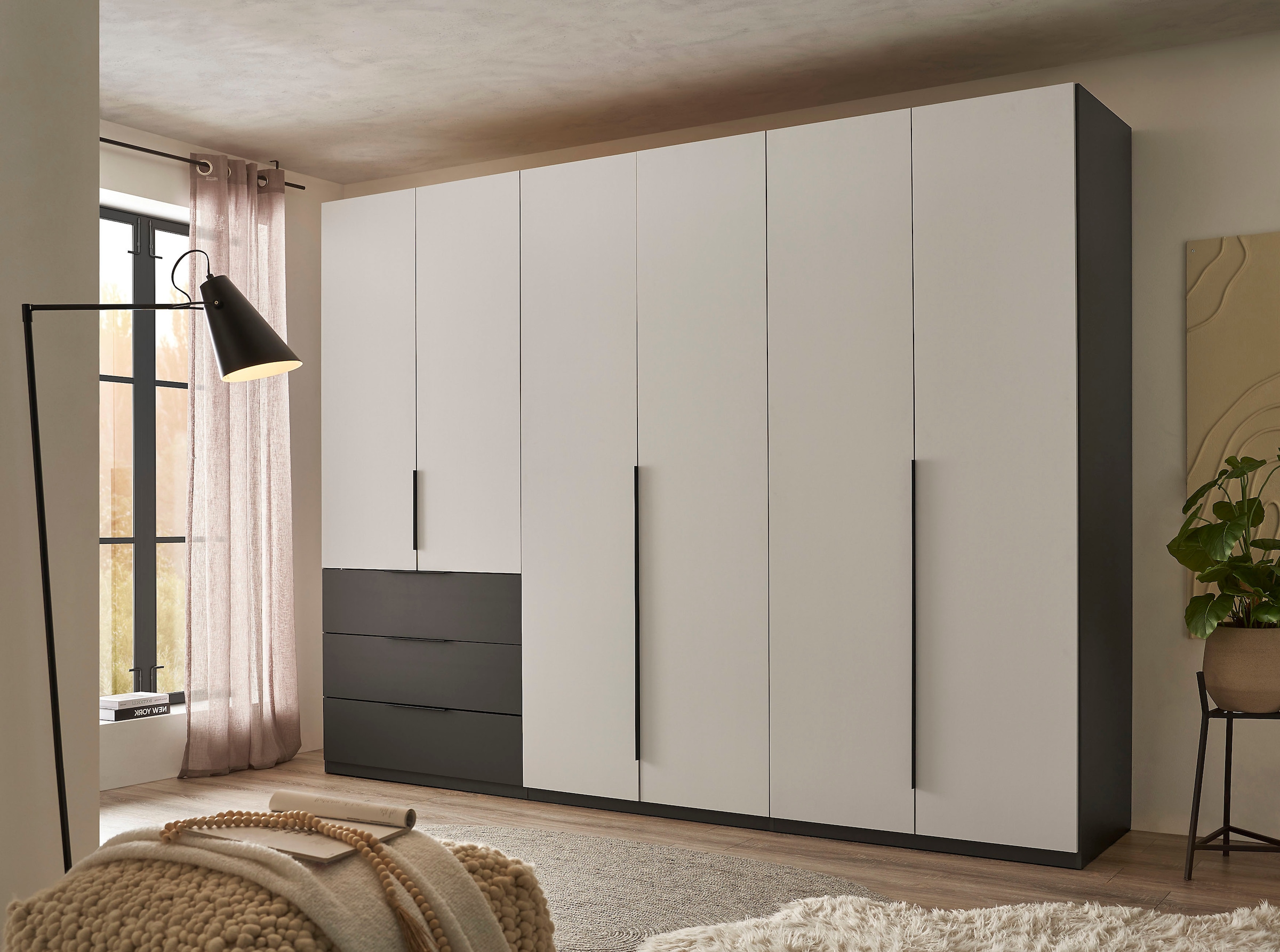 Schlafkontor Drehtürenschrank »Nuka 3m Kleiderschrank, Schrank mit 3 Schubkästen« mit farblicher Graphitabsetzung und Soft-Close-Funktion