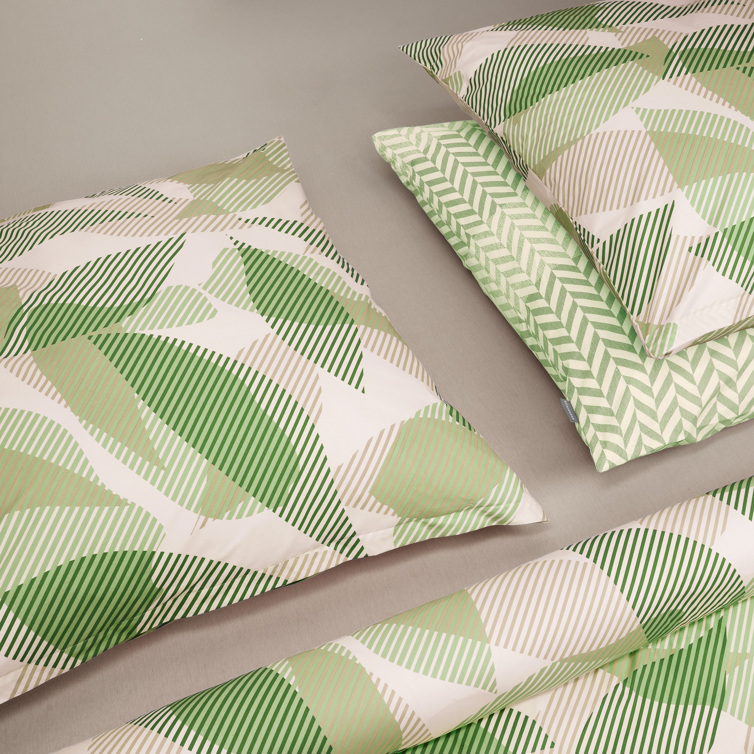 Schiesser Bettwäsche »Lea aus weicher Baumwolle mit aufwendigem Grafikprint«, (2 tlg.), MADE IN GREEN by OEKO-TEX®-zertifiziert