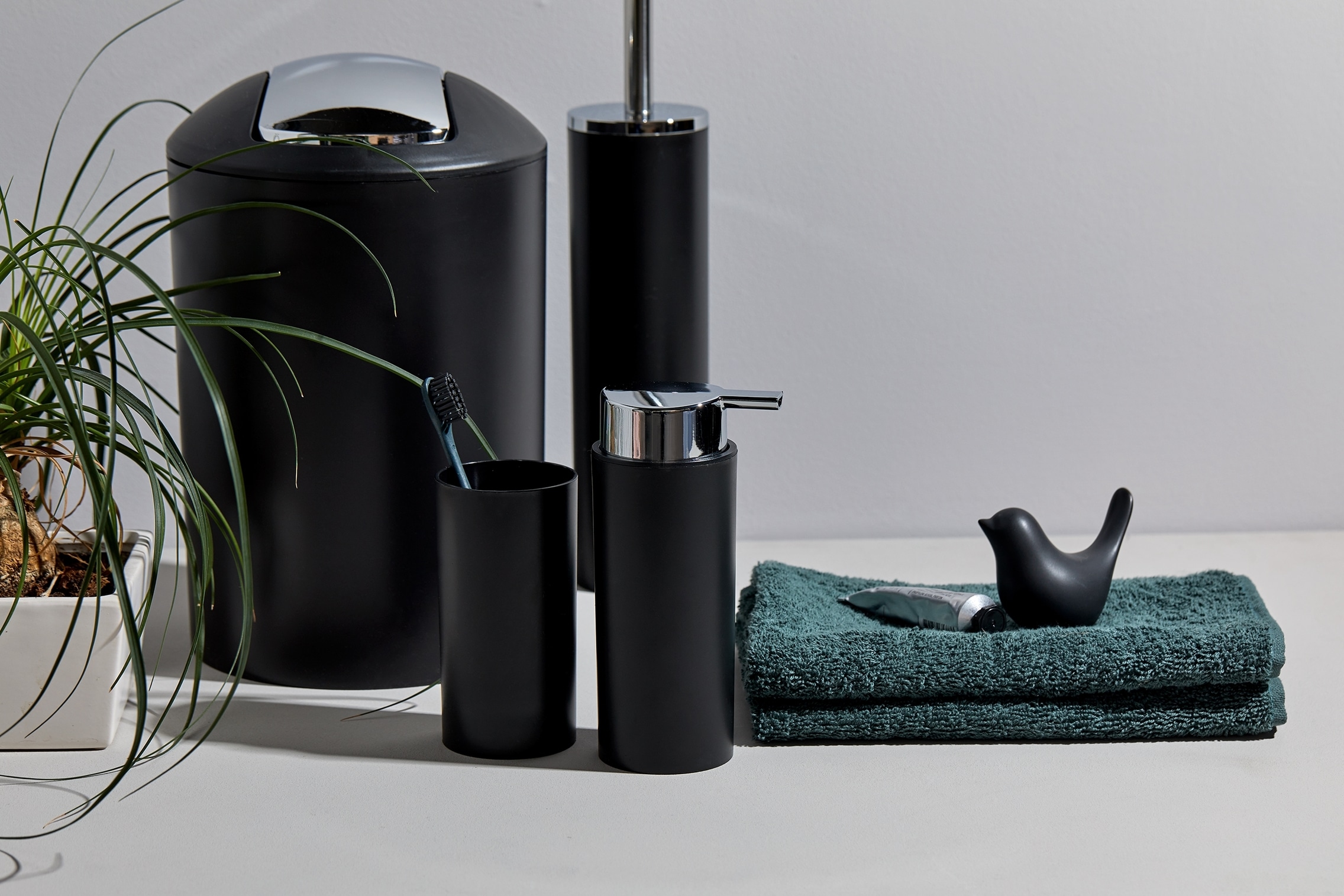 WENKO Badaccessoire-Set »Calvo« Seifenspender, Zahnputzbecher, WC-Garnitur & Kosmetikeimer