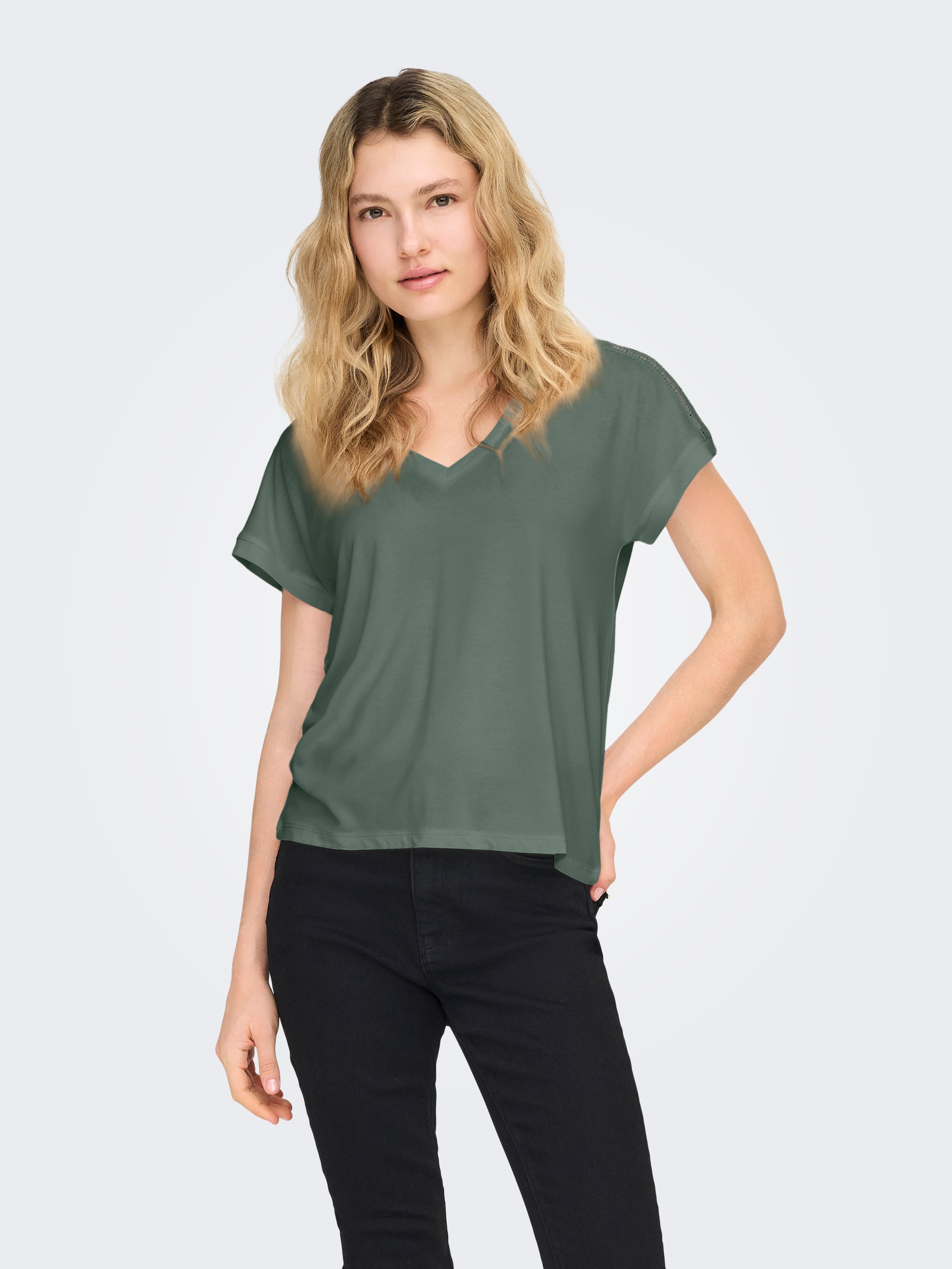 ONLY V-Shirt "ONLFREE LIFE S/S V-NECK LACE TOP JRS" Materialmix, loose fit, günstig online kaufen