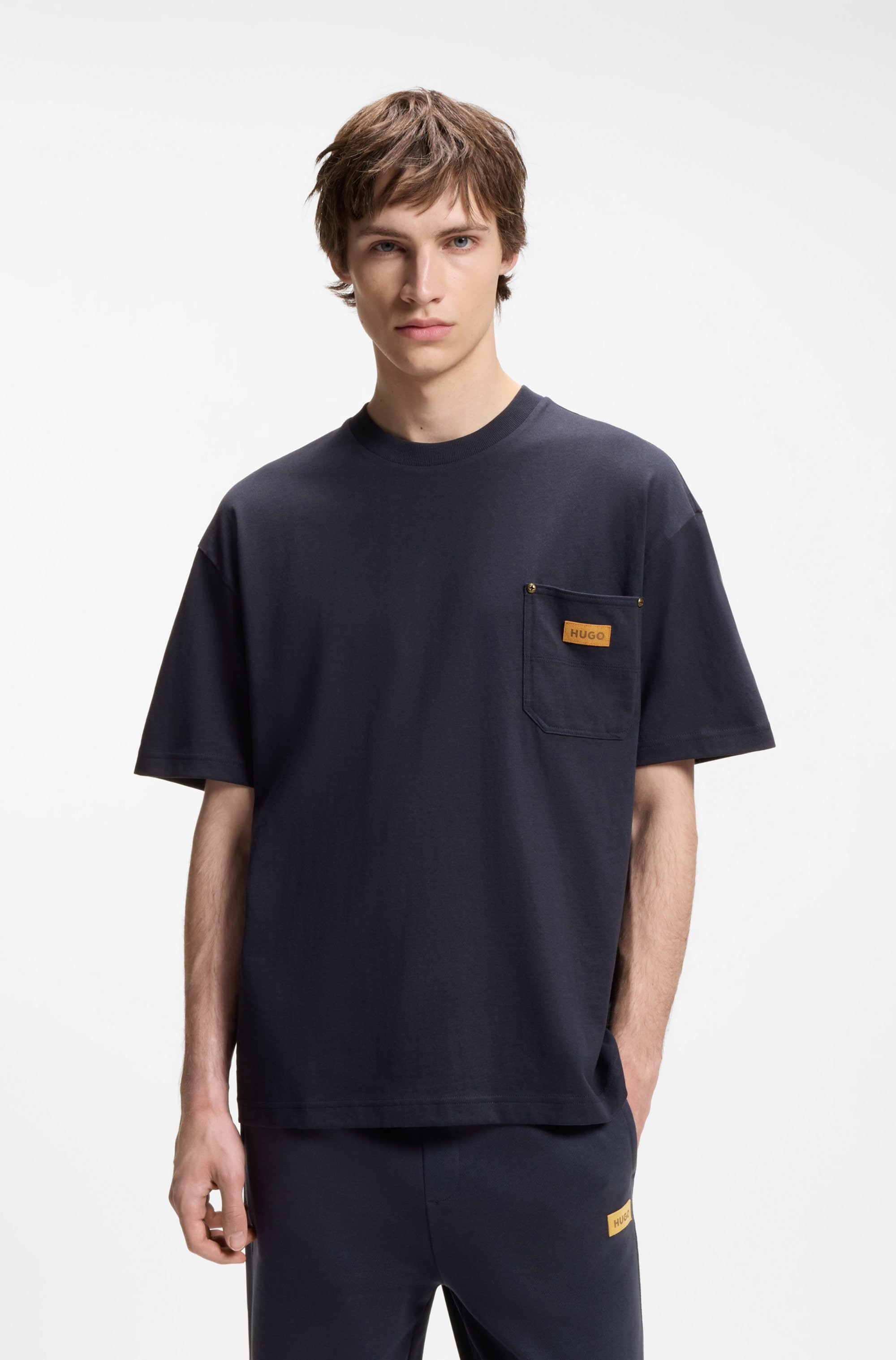 HUGO T-Shirt "Nevado" Brusttasche, reine Baumwolle, Logo?Badge aus Veloursleder