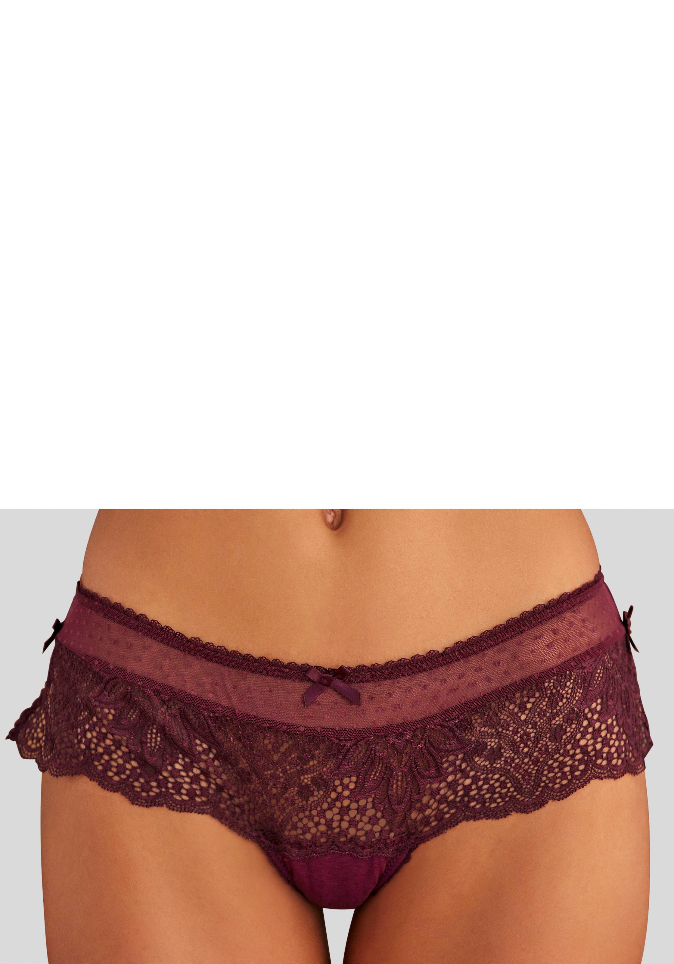 Vivance Stringpanty, aus extravaganter Spitze mit seitlichen Schlitzen