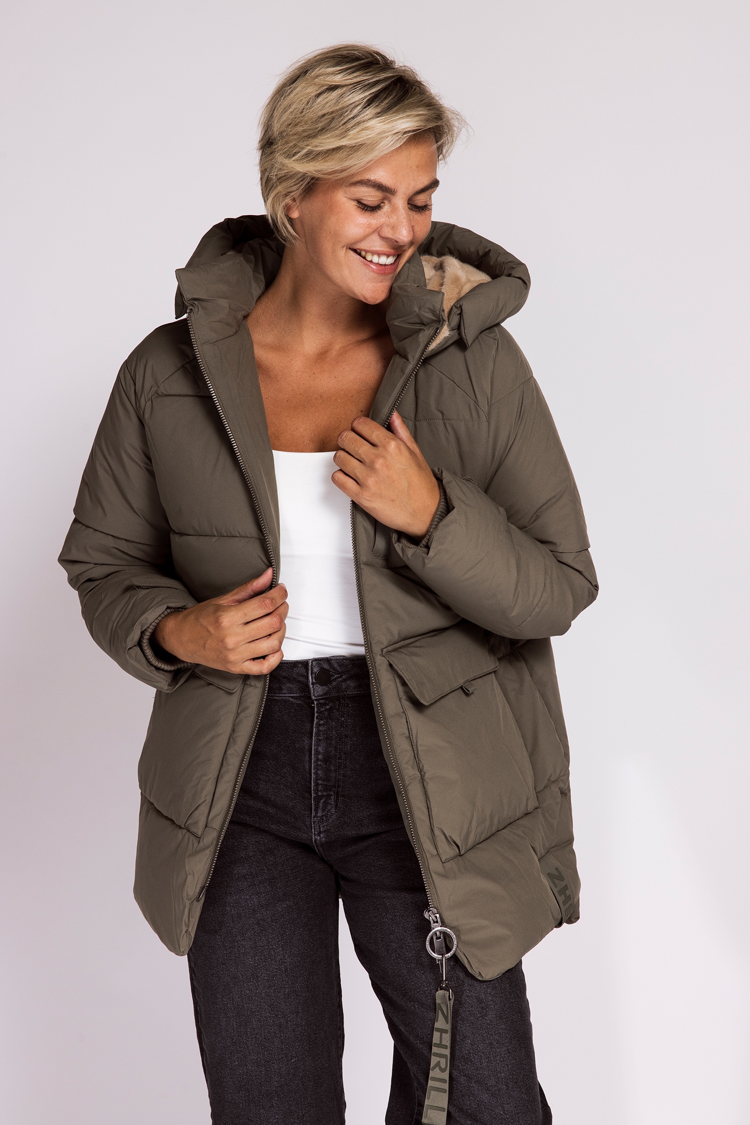 Zhrill Steppjacke »ZHNIEKA« mit Kapuze mit Kapuze und Logo-Druck auf dem Rücken