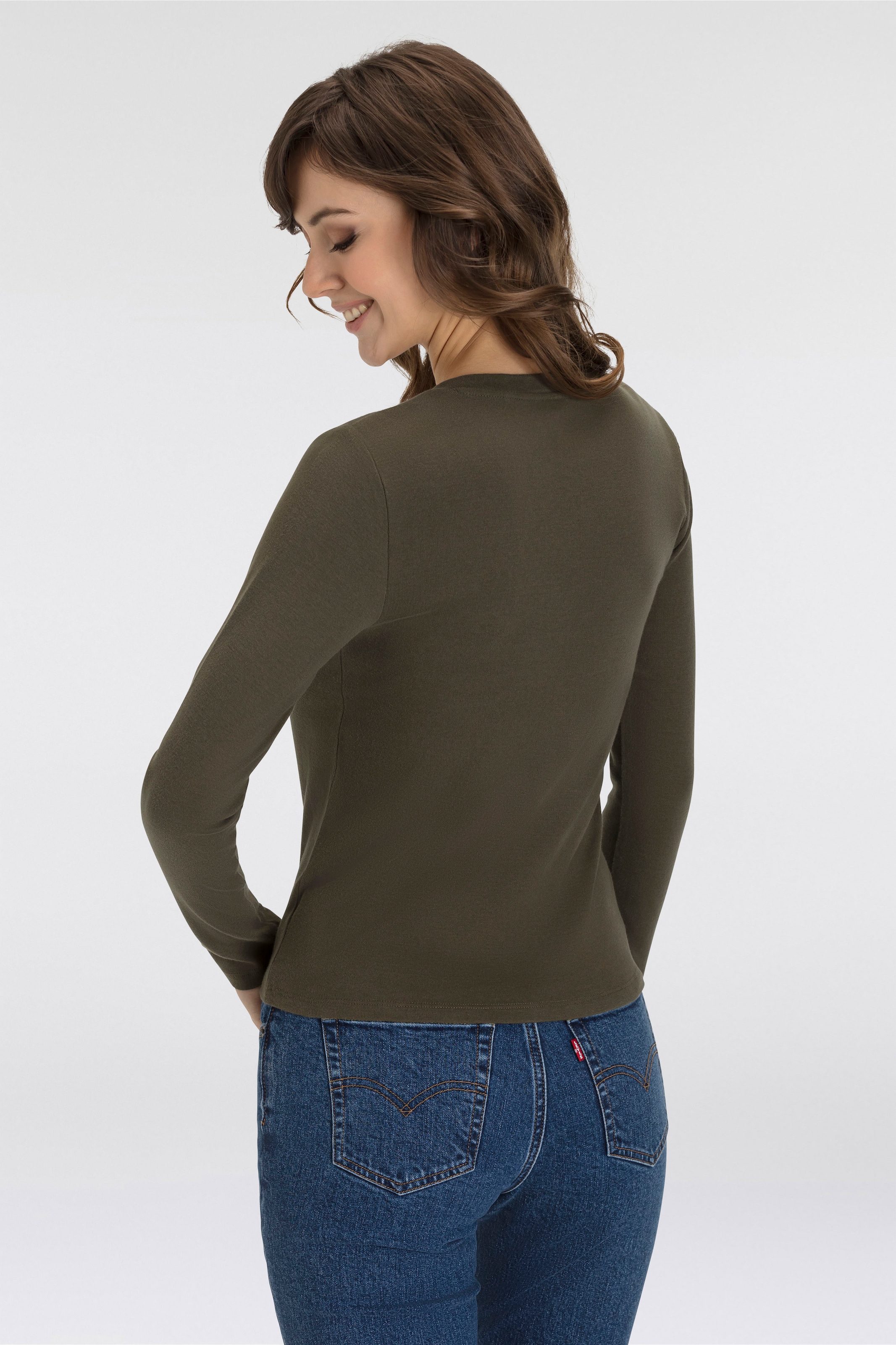 Levi's® Langarmshirt »ESSENTIAL HM LS VNECK«, mit Logo Stickerei