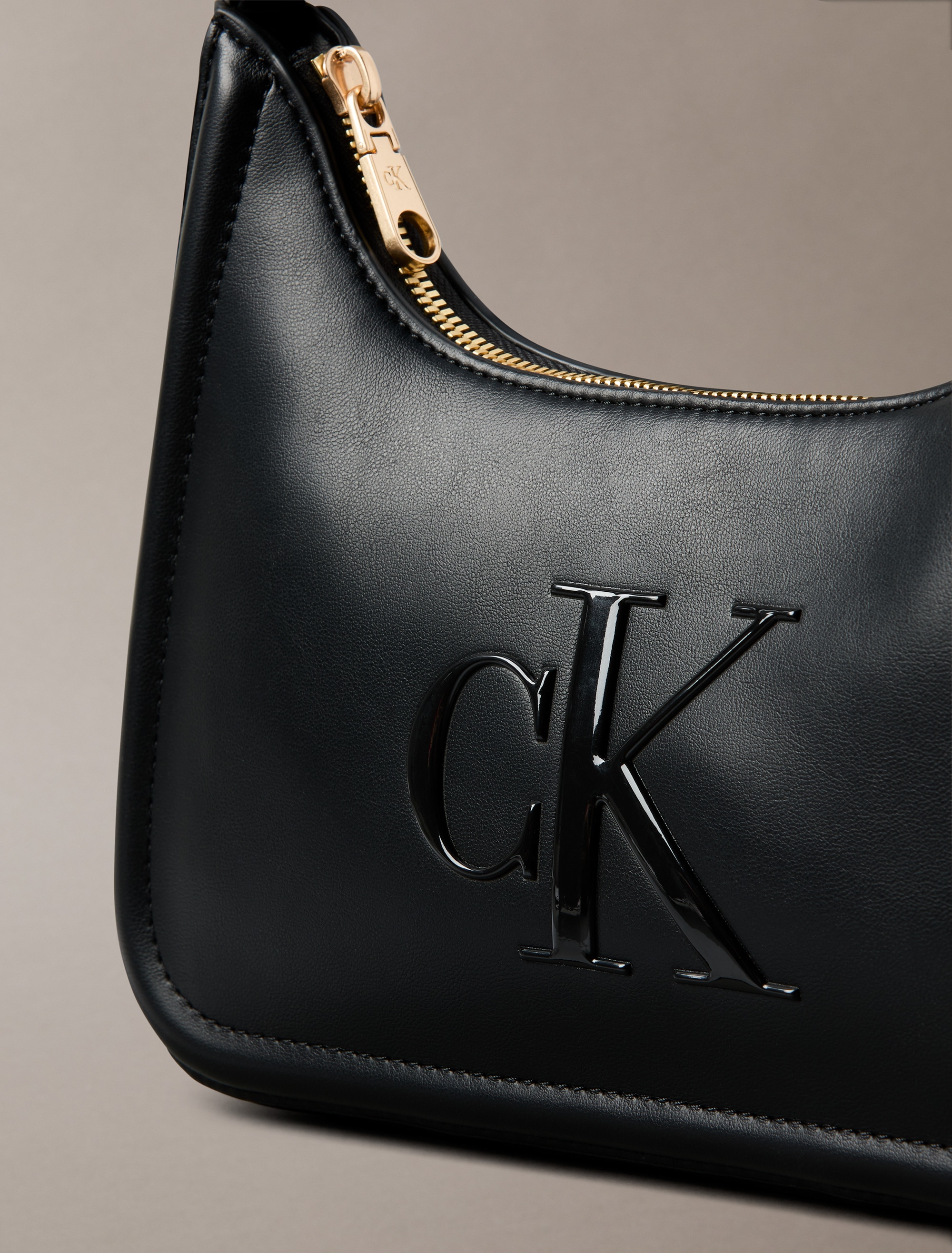 Calvin Klein Schultertasche »RAISED CK SMALL SHOULDER BAG«, Henkeltasche, Damen-Handtasche, Umhängetasche mit CK-Logo