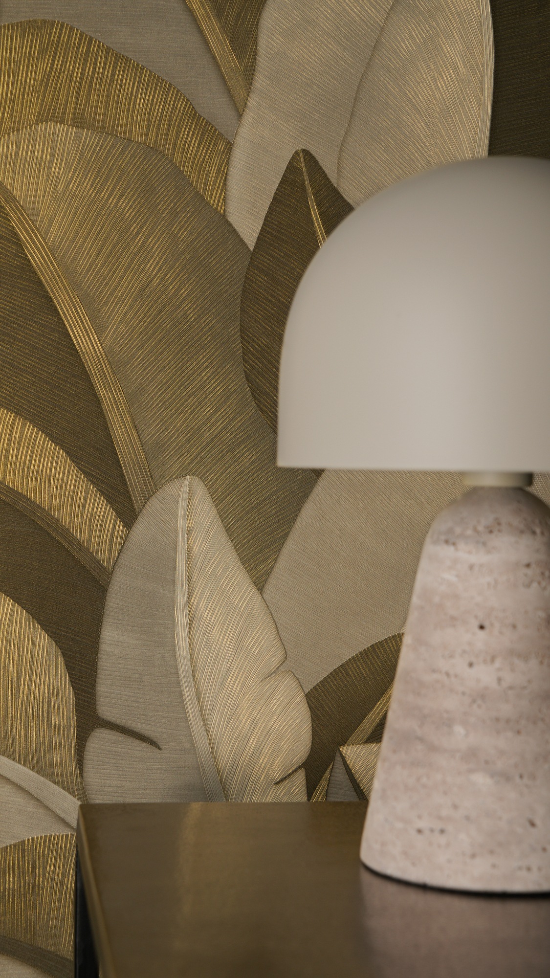 living walls Vliestapete »Vibes & Styles Isabelle – Golden Canopy Vliestapete« glänzend leicht strukturiert Großflächiges Blattdesign mit feiner Struktur und Glanzeffekt