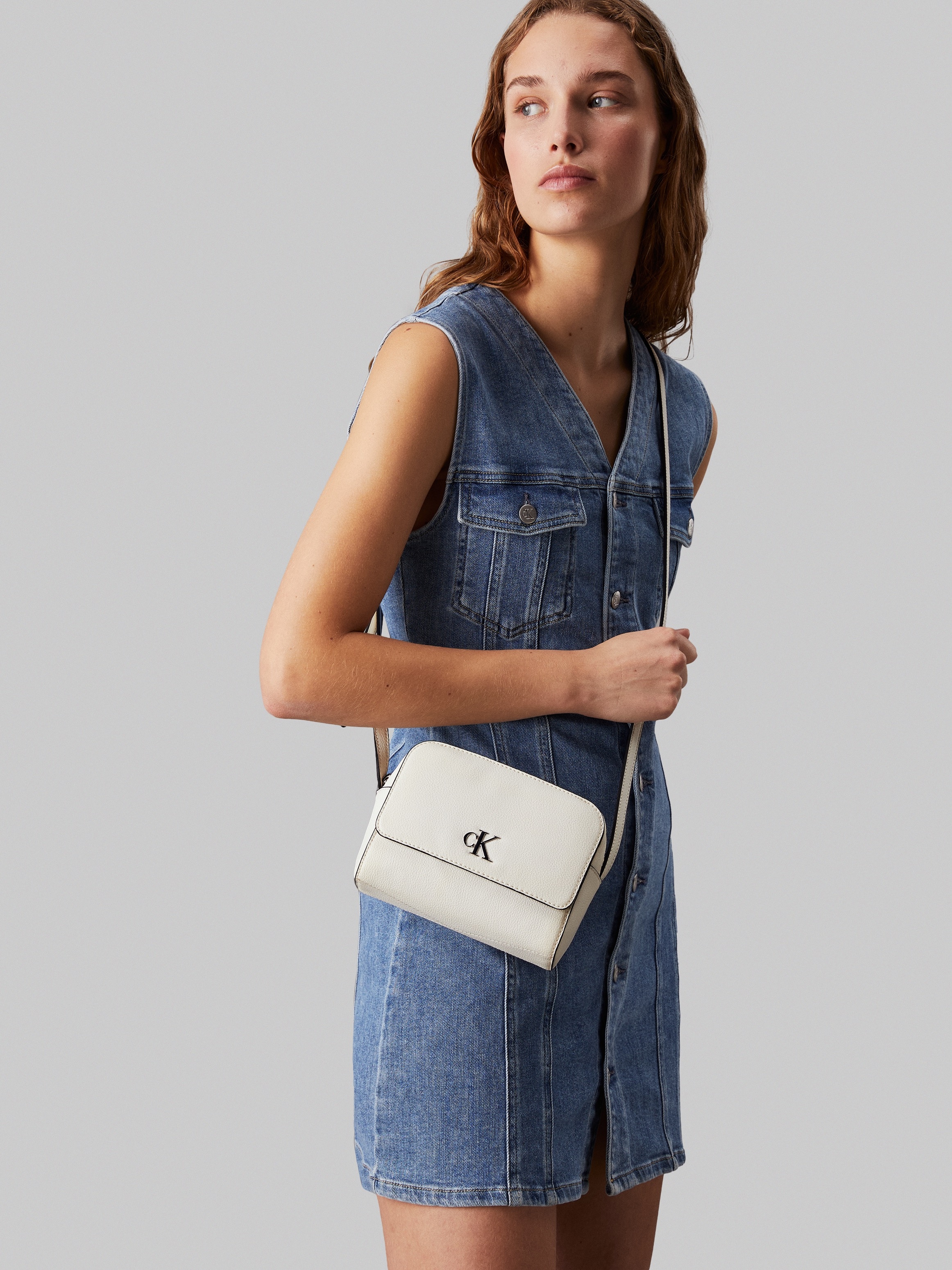 Calvin Klein Jeans Umhängetasche »MINIMAL MONOGRAM CAMERA BAG18«, Handtasche Damen Schultertasche Tasche Damen Minibag