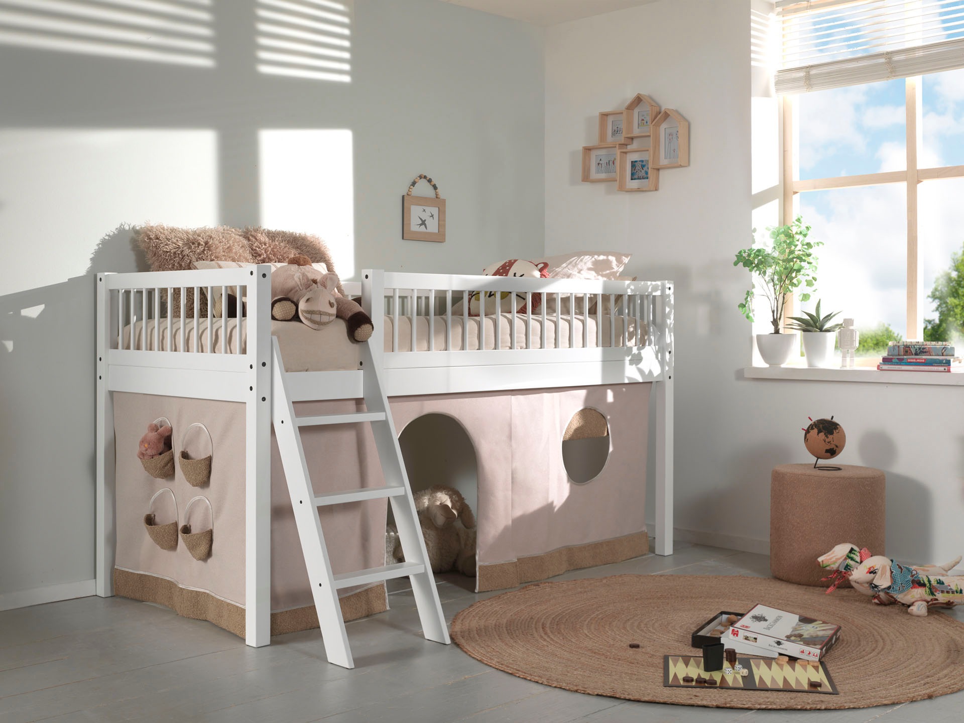 Home affaire Spielbett »Forrest 90/200 aus massiver Buche weiß lackiert, inkl. Vorhang-Set«, stabil gebaut mit umlaufenden Absturzschutz, Leiter und Rolllattenrost