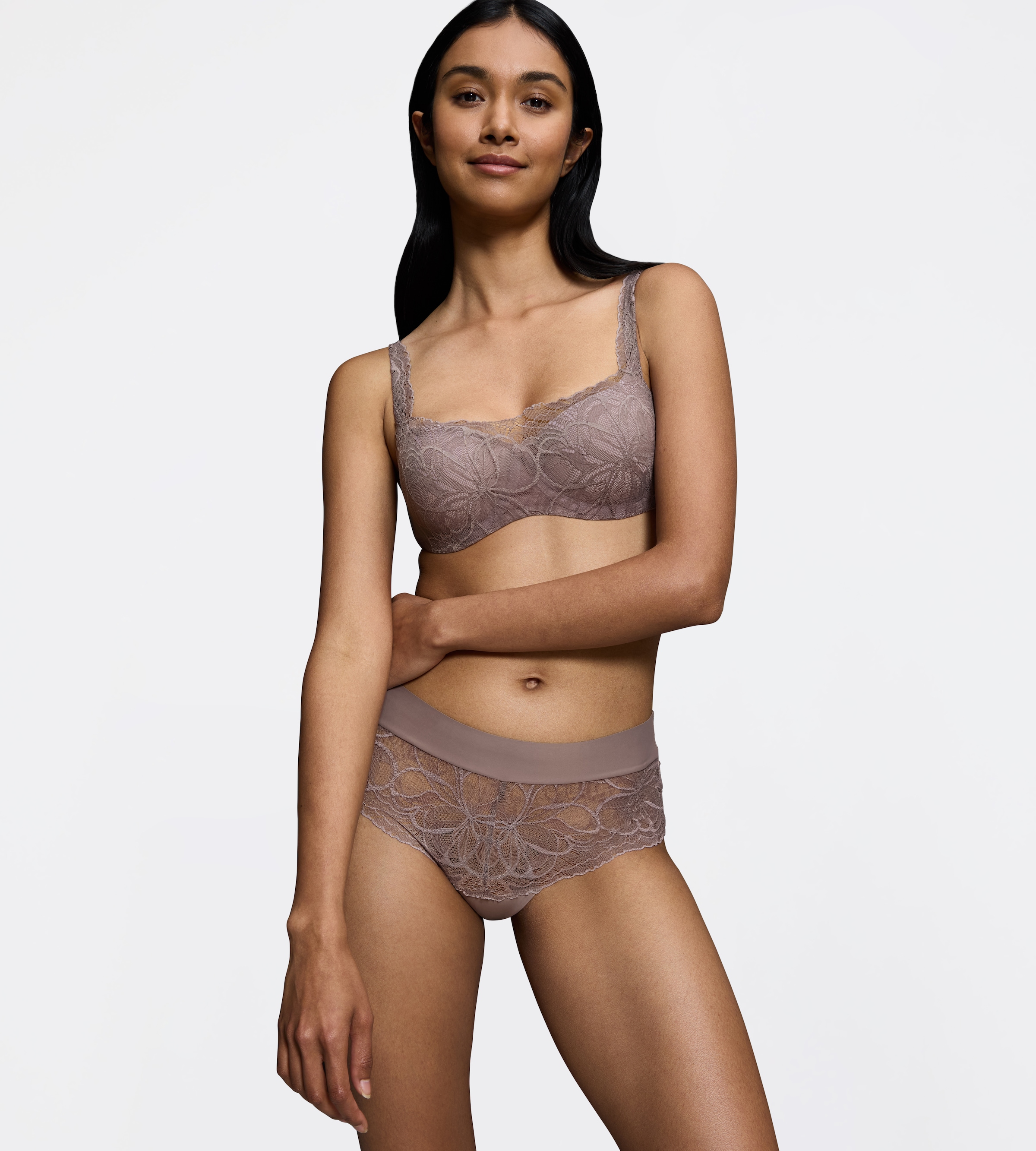 Triumph Balconette-BH »Body Make-Up Illusion Lace« feine feminine Stretch-Spitze, Microfaser, verstellbare Träger