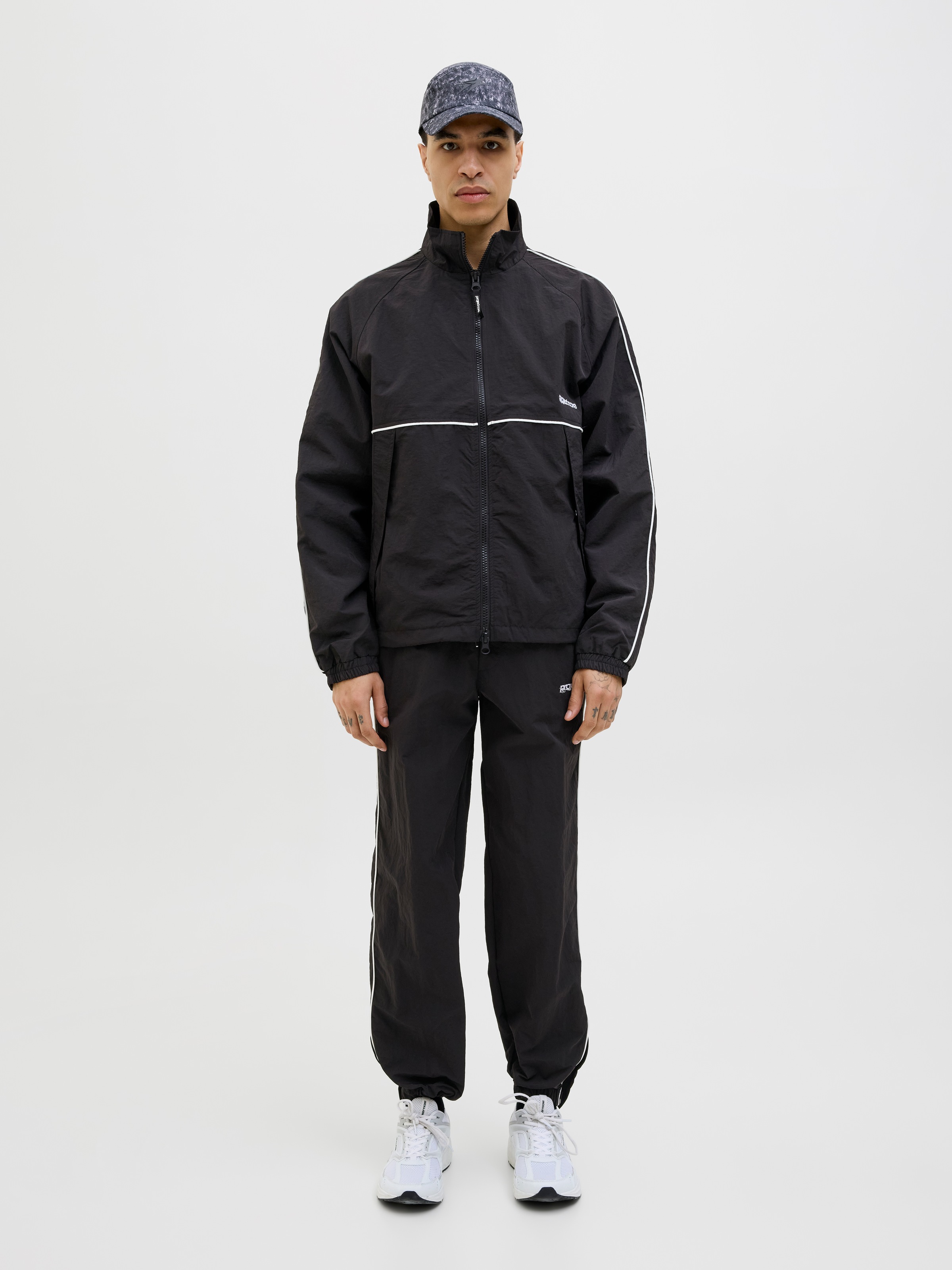 Jack & Jones Outdoorjacke »JCOUNION TRACK JACKET SN«, ohne Kapuze, Mit stylischem Print
