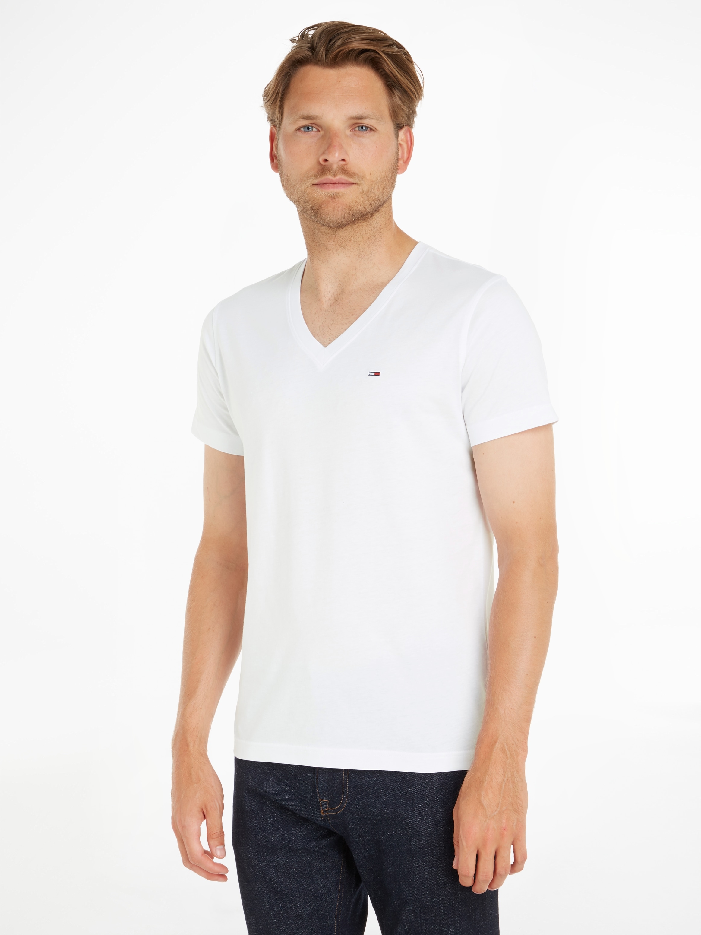 Tommy Jeans "TJM ORIGINAL JERSEY V NECK" mit V-Ausschnitt und dezenter Logo-Flag