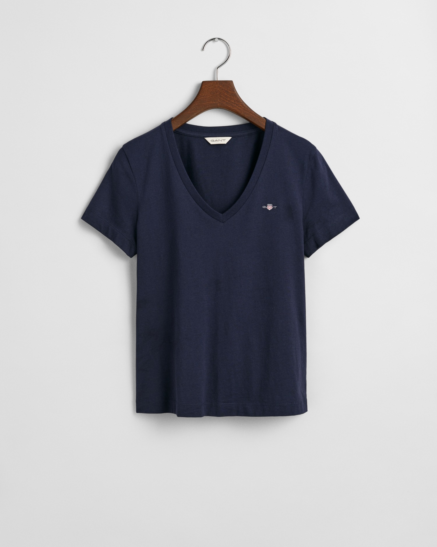 Gant T-Shirt »REG SHIELD KA V-NECK T-SHIRT«, mit einer kleinen Logostickerei auf der Brust