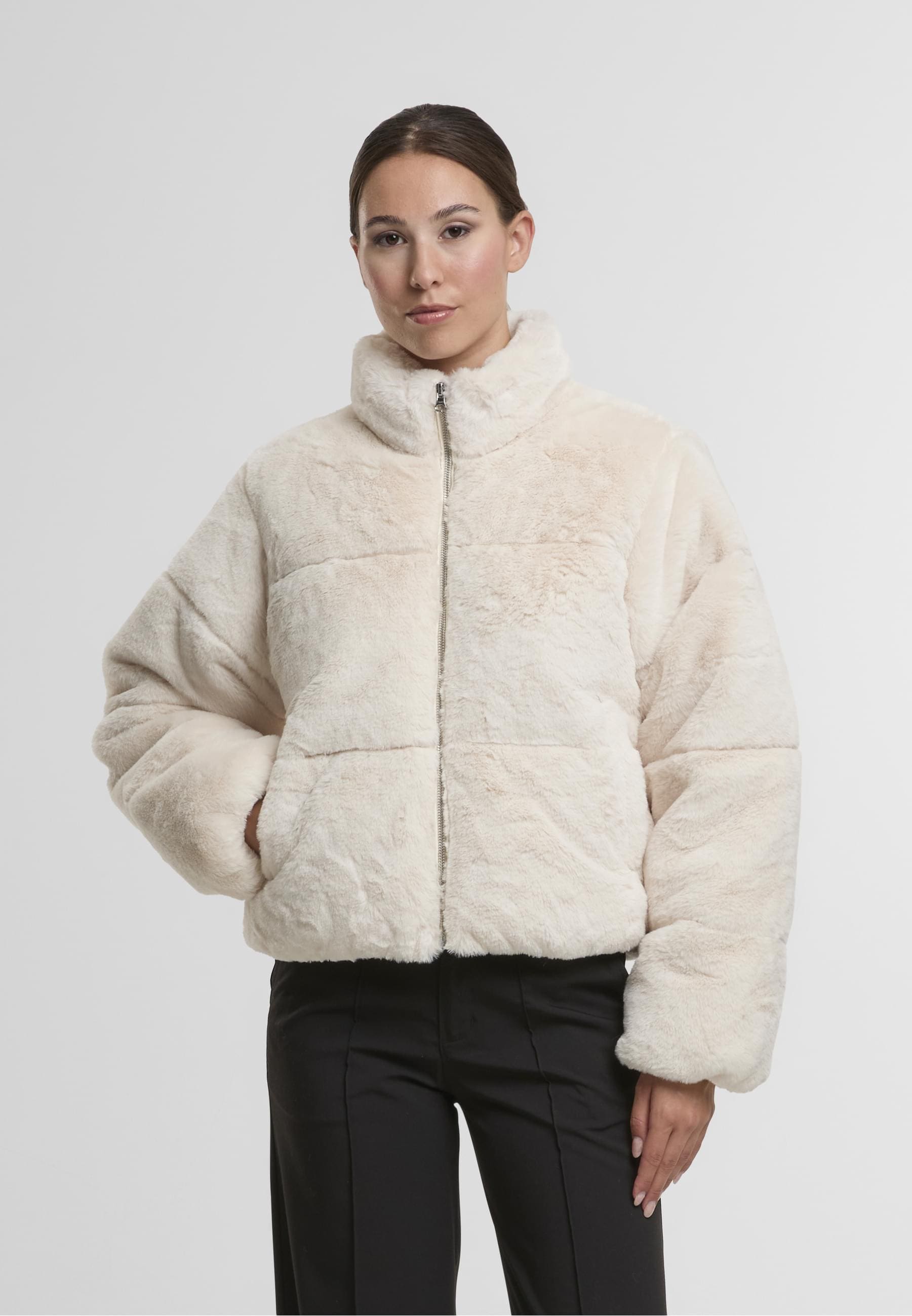 URBAN CLASSICS Winterjacke »Urban Classics Ladies Short Faux Fur Puffer Jacket«, (1 St.), ohne Kapuze