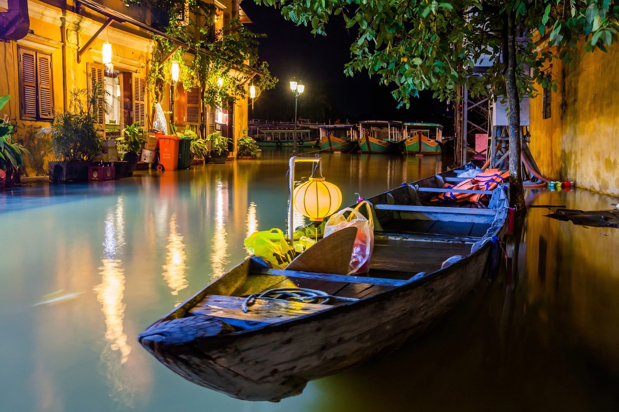 Papermoon Fototapete "HOI AN VIETNAM-FLUSS CANAL GASSE ALTSTADT BLUMEN MAUER"