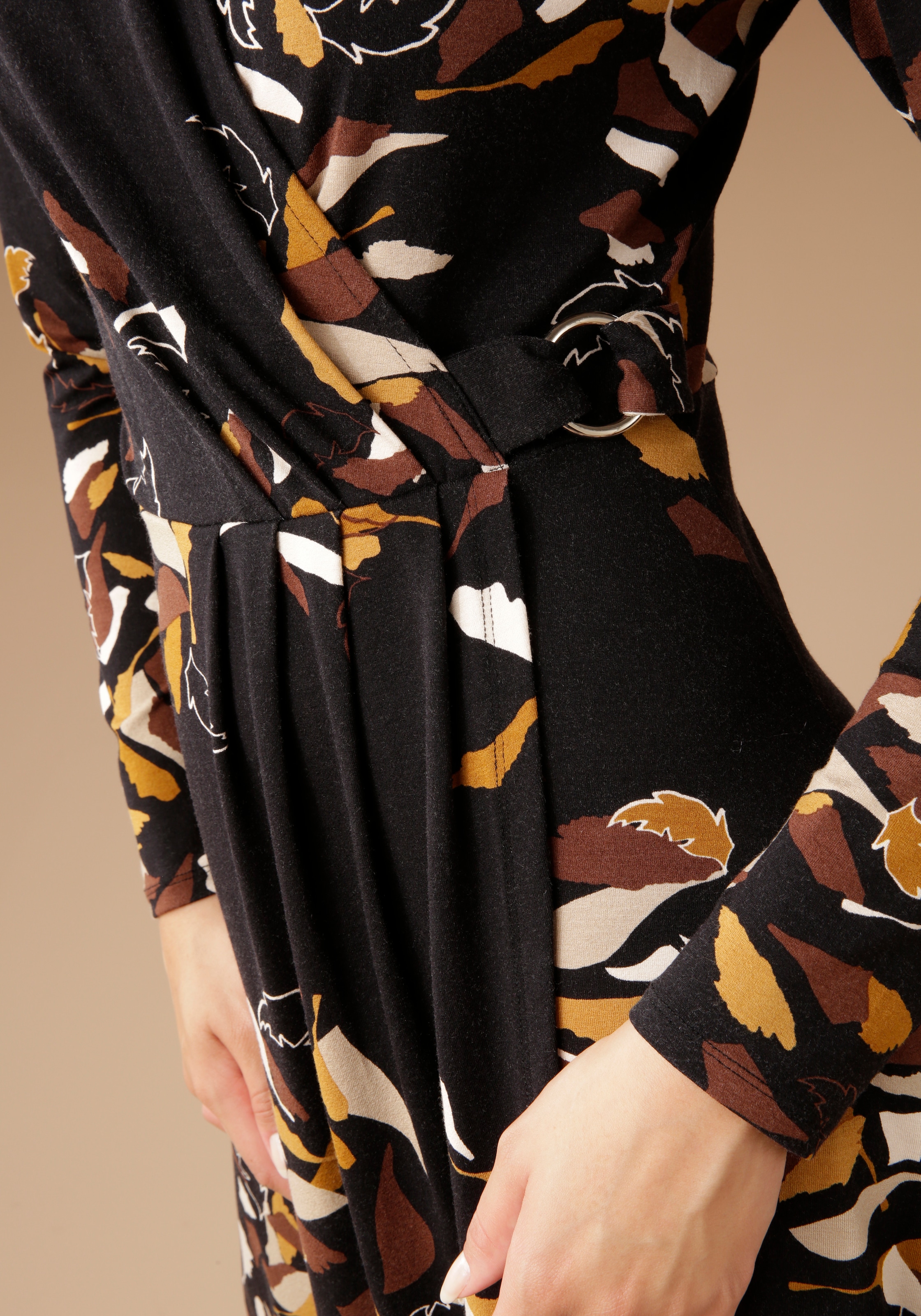 Zierring silberfarbenem bestellen Wickel-Ausschnitt mit | SELECTED Aniston BAUR am Jerseykleid,