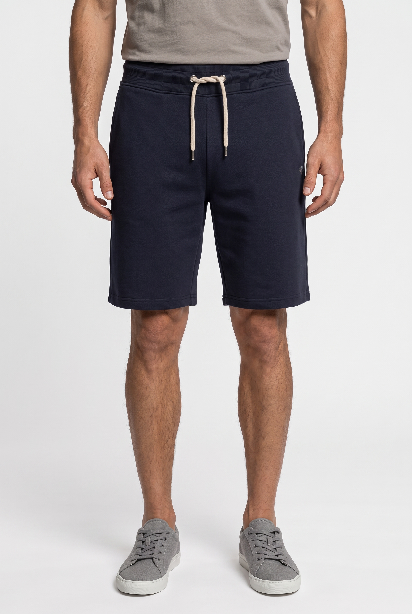 Gant Sweatshorts "REG SHIELD SWEAT SHORTS" mit einer kleinen Logostickerei unter der Eingriffstasche