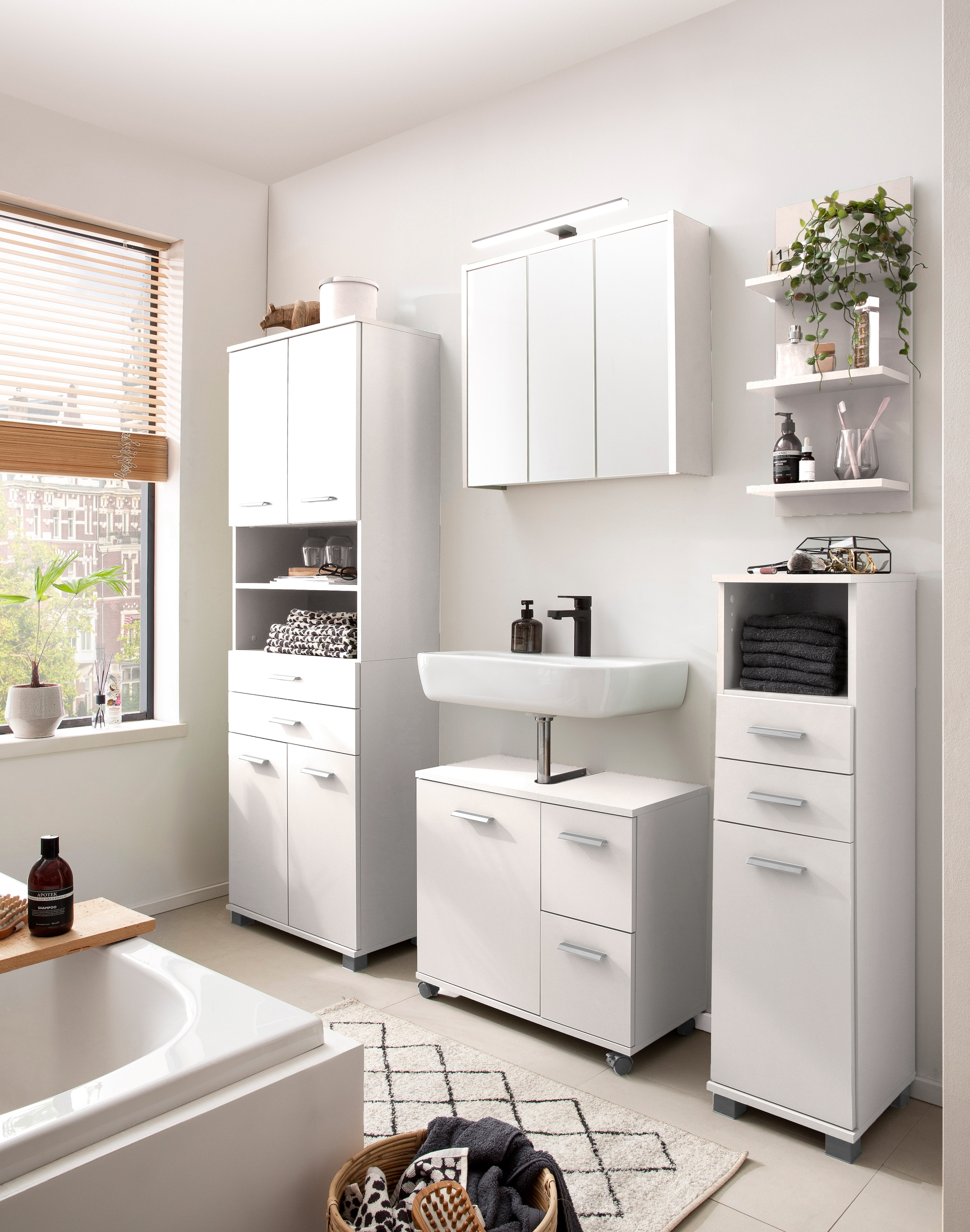 welltime Hochschrank »Palermo, Made in Germany«, Breite 60 cm, verstellbare Einlegeböden, Metallgriffe