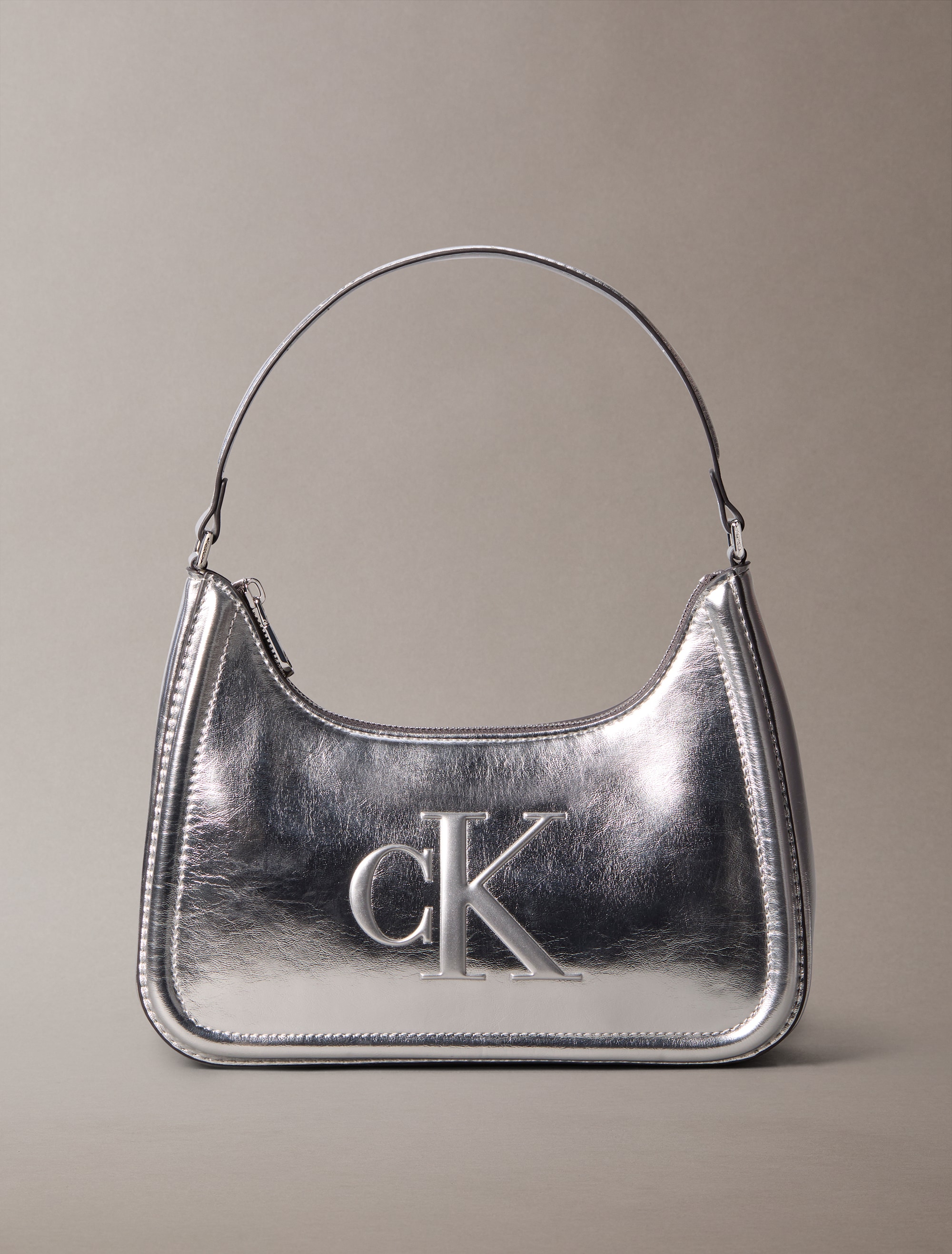 Calvin Klein Schultertasche "BOLD CK METALLIC SHOULDER BAG" Dmaen Tragetasche, Handtasche, Abendtasche mit CK-Logoprägung