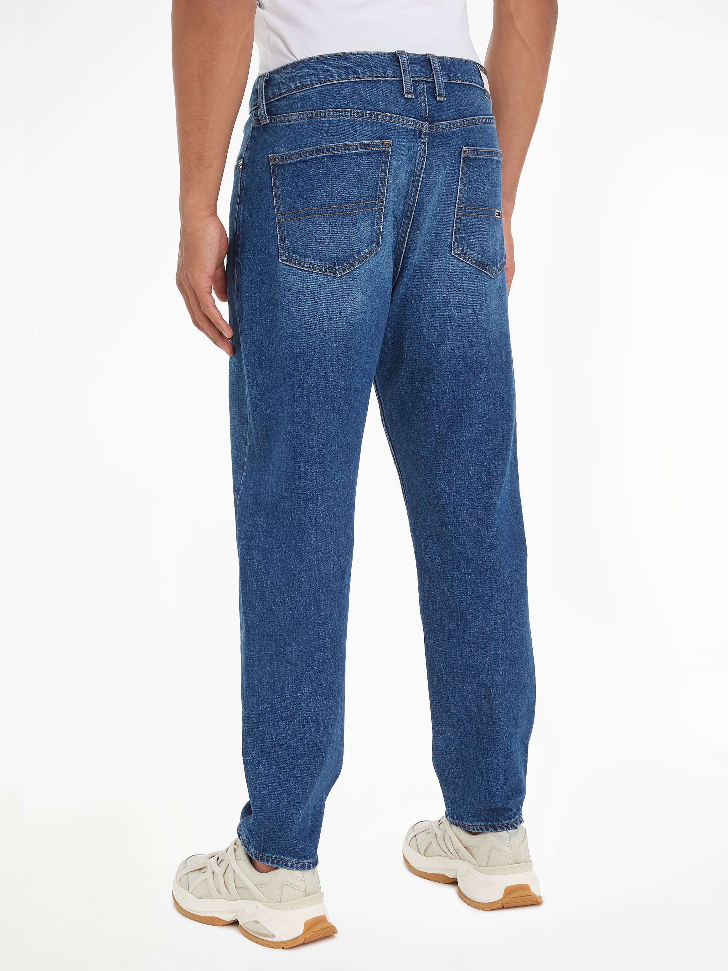 Tommy Jeans Gerade Jeans »Isaac Relaxed Tapered«, Mit Gürtelschlaufen