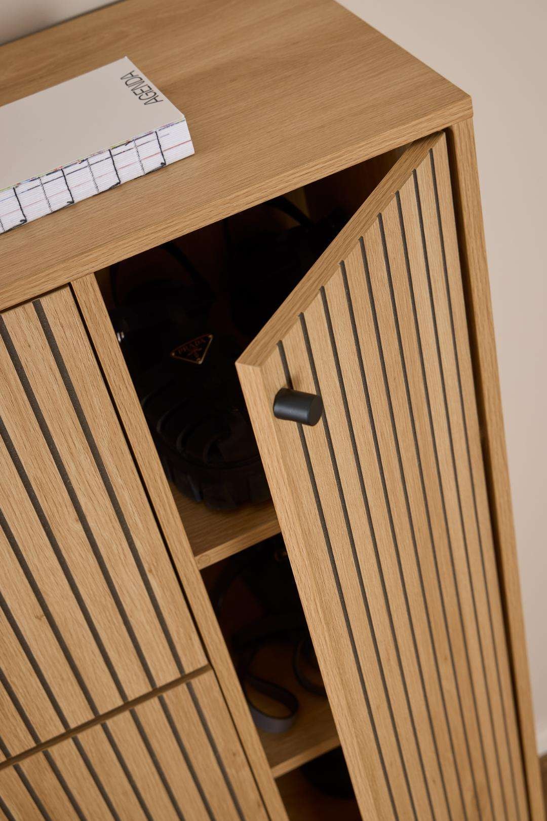 ACTONA GROUP Schuhschrank »Albany Schuhschrank – modernes Design & Stauraum mit Lamellenfront« Schuhmöbel mit 3 Fächern und extra Stauraum für Zubehör, B: 98,7 cm