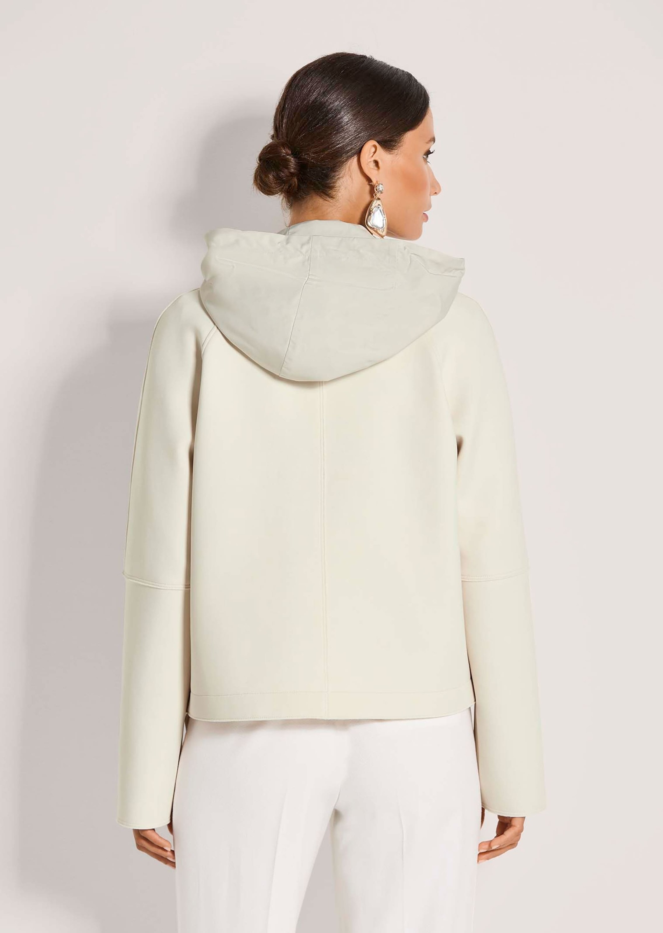 MADELEINE Kurzjacke »Cabanjacke Scuba-Jacke mit Kapuze« Markanter Reverskragen