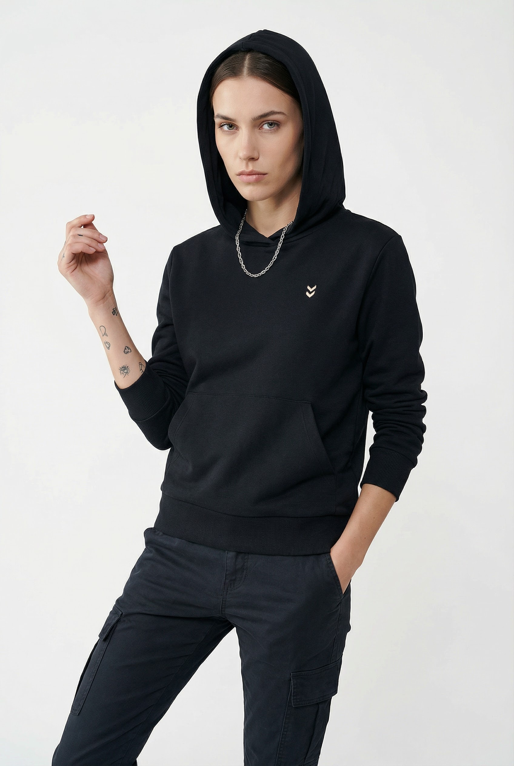 hummel Kapuzensweatshirt "HMLPULSE W SWEAT HOODIE", mit gesticktem Chevron-Logo, aus weichem Sweatstoff, normale Passform