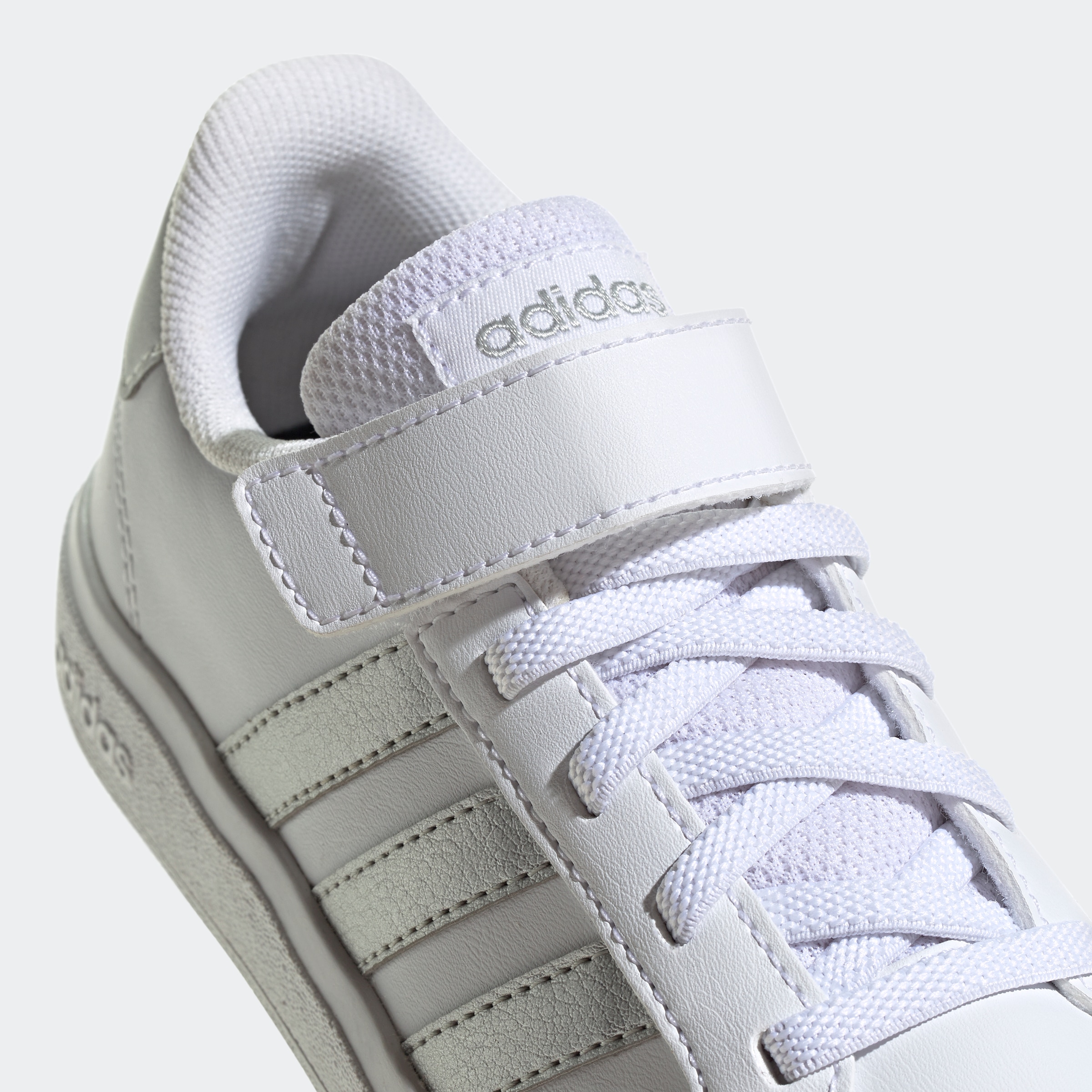 adidas Sportswear Klettschuh »GRAND COURT COURT ELASTIC LACE AND TOP STRAP«, Design auf den Spuren des adidas Superstar