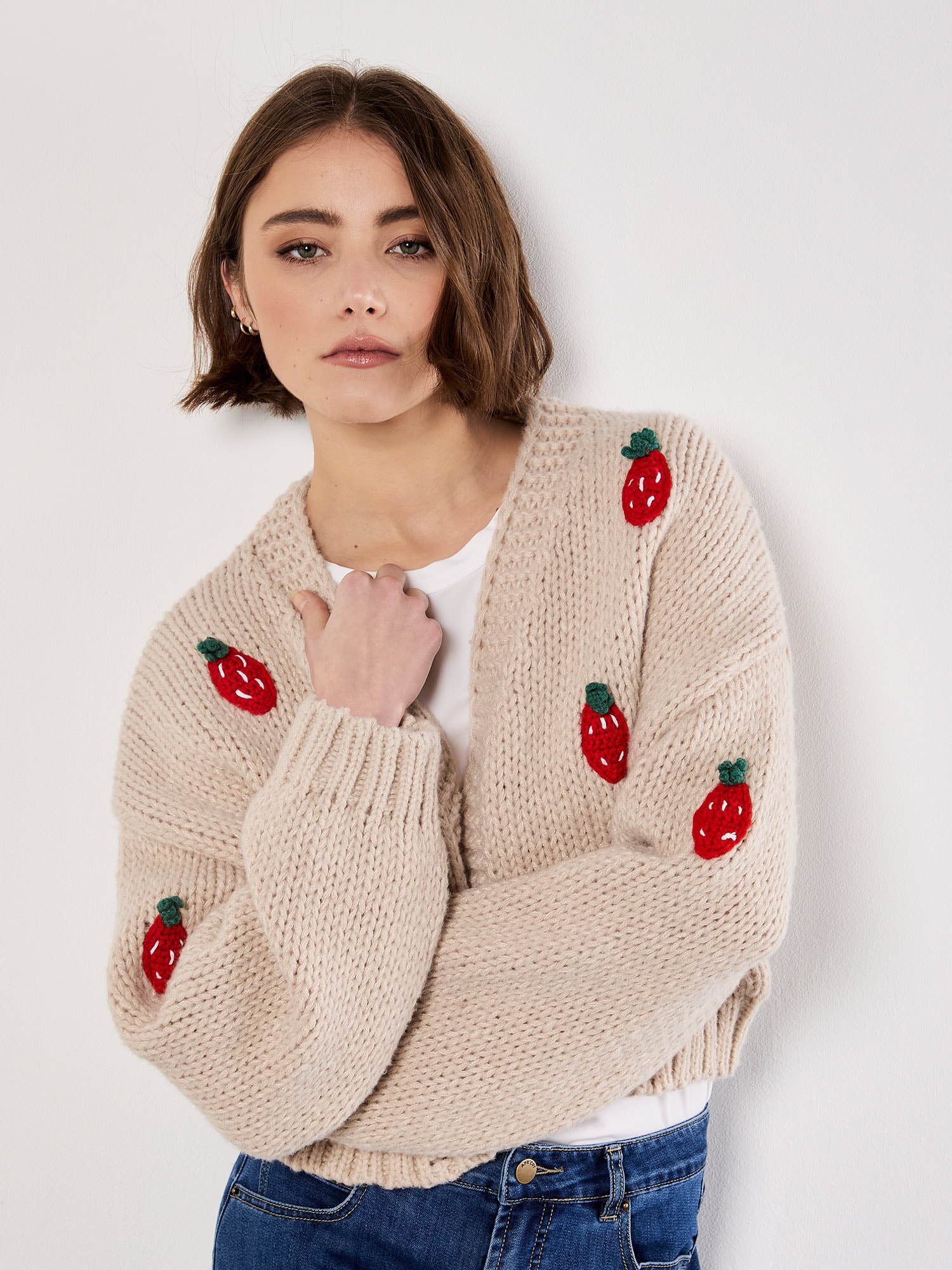 Apricot Cardigan "Grobe Strickjacke" mit Erdbeerstickerei