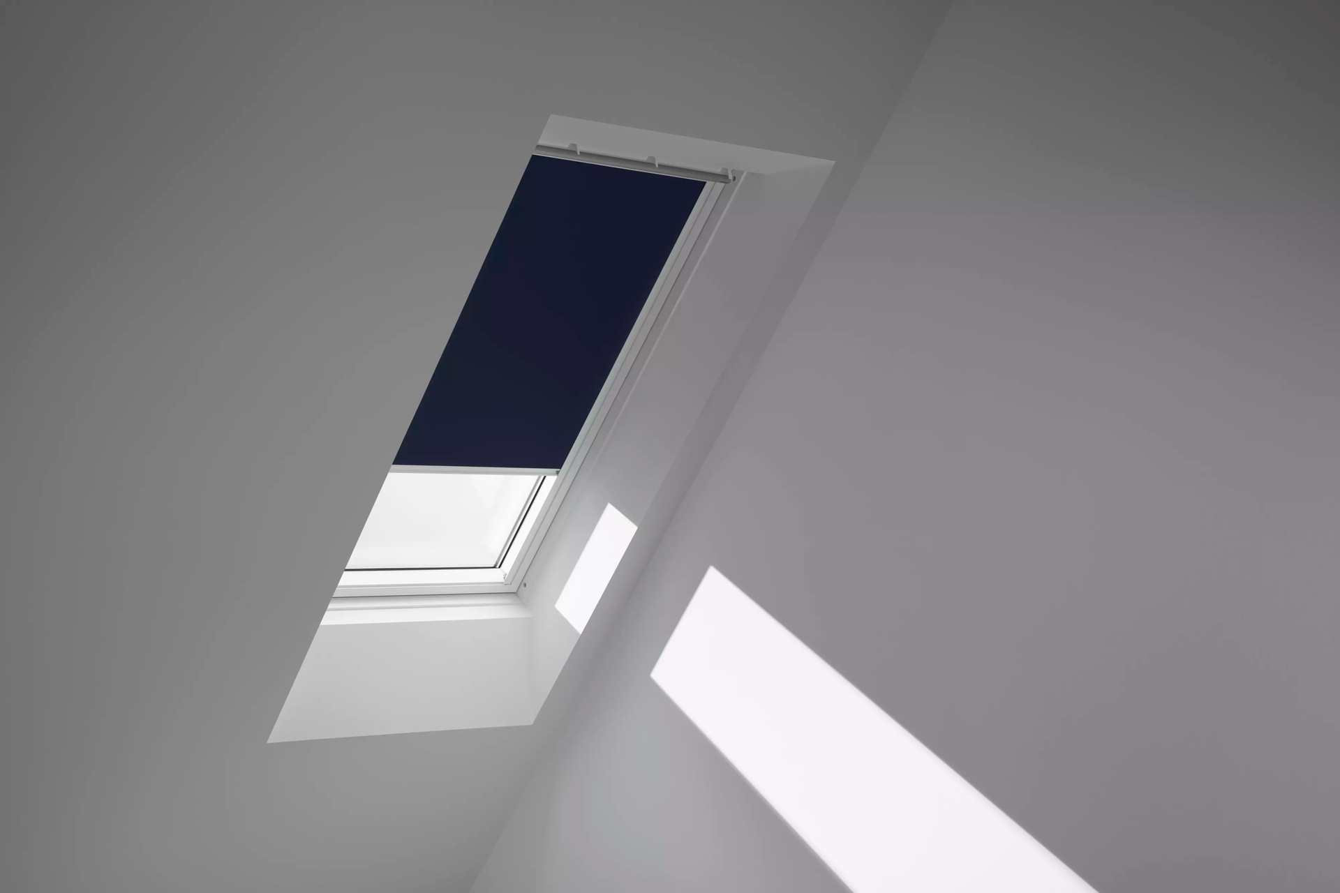 VELUX Verdunklungsrollo »DKL 1100SWL«, verdunkelnd, ohne Bohren, in Führungsschienen, Stoff dunkelblau mit alufarbenen Führungsschienen & Griffleiste