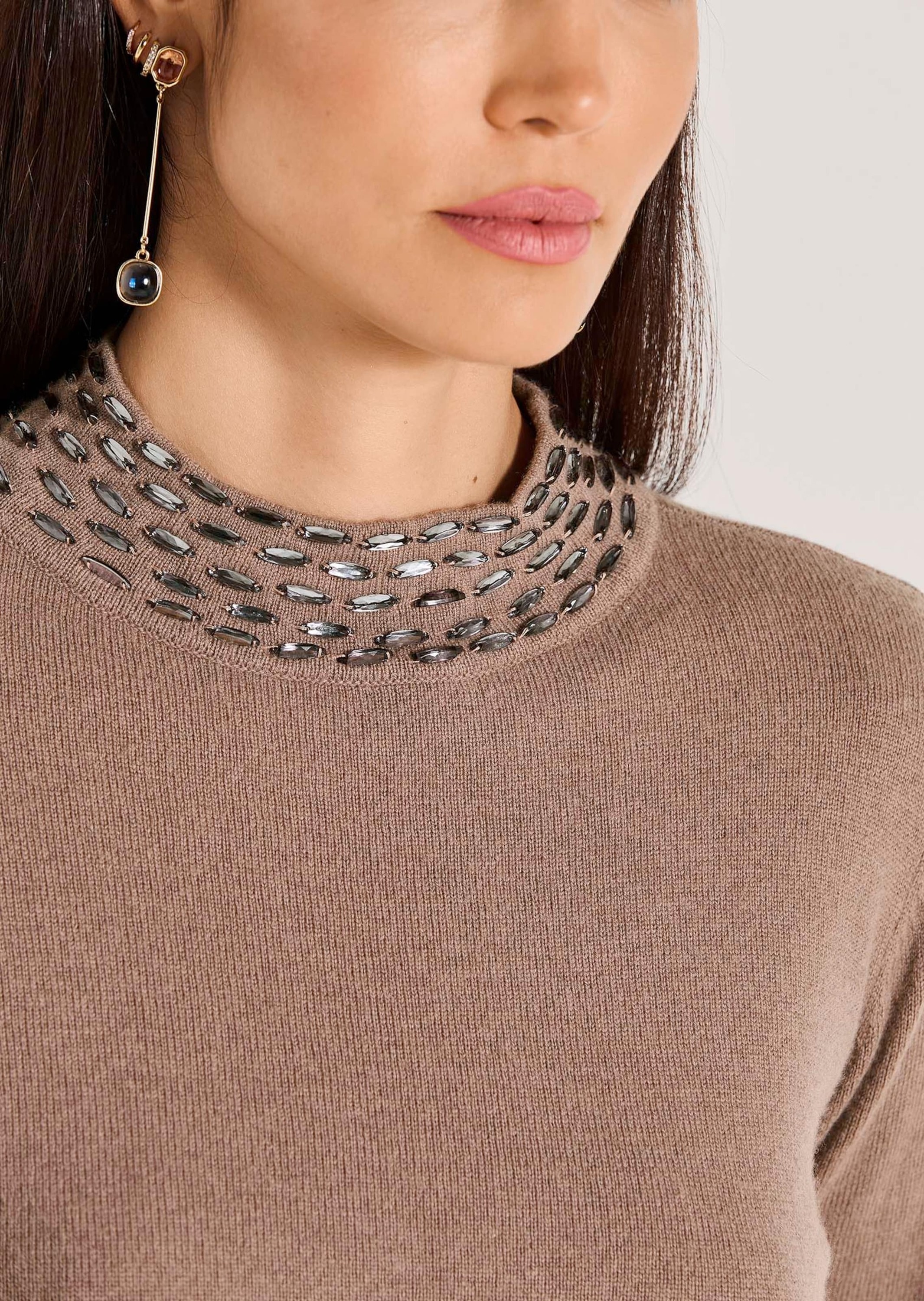 MADELEINE Longpullover »Strickpullover Eleganter Wollpullover mit Stehkragen« mit Dekosteinen