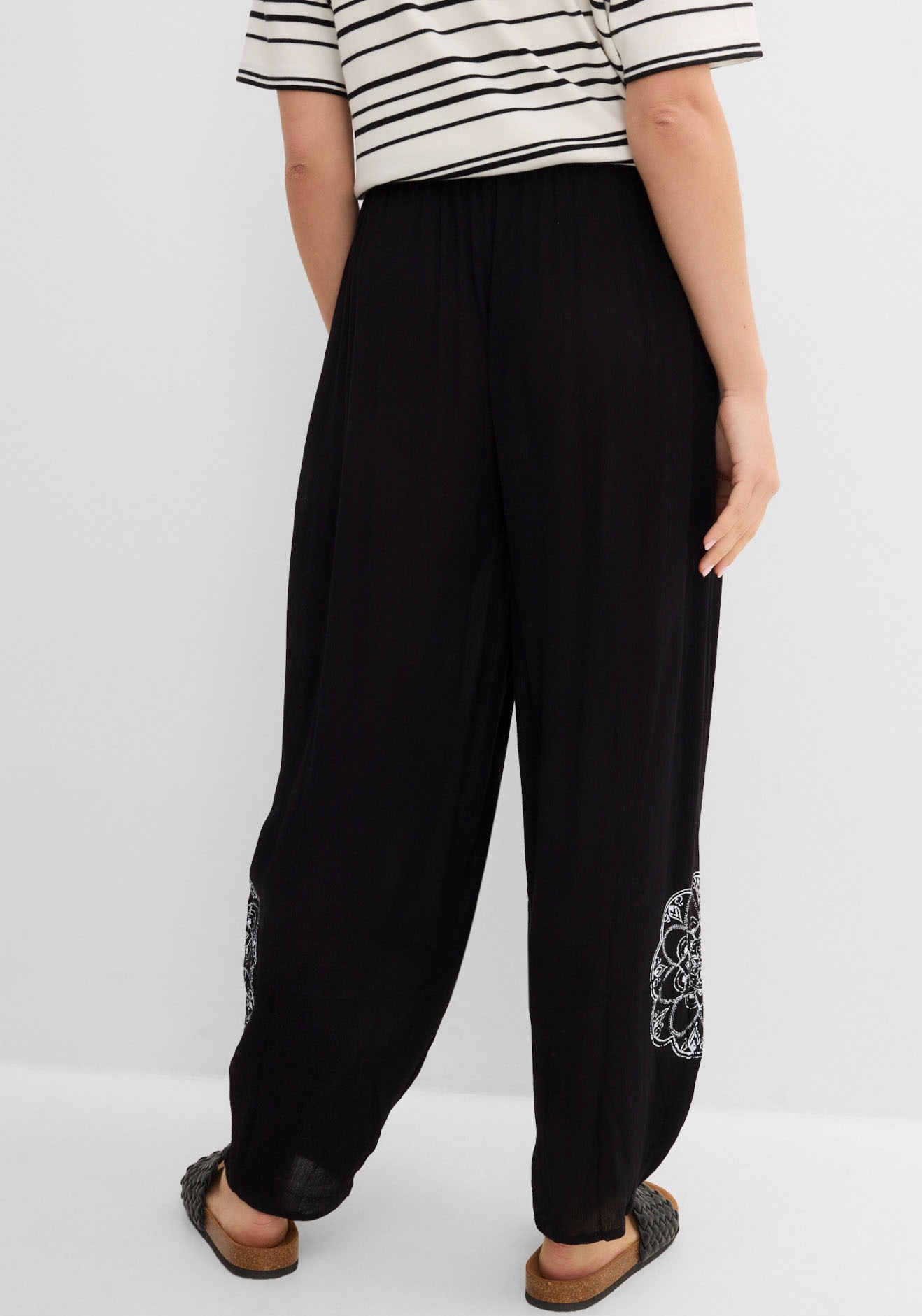 bonprix Haremshose  aus Viskose, lockere Passform, mit Mandala-Print, Casual Stil
