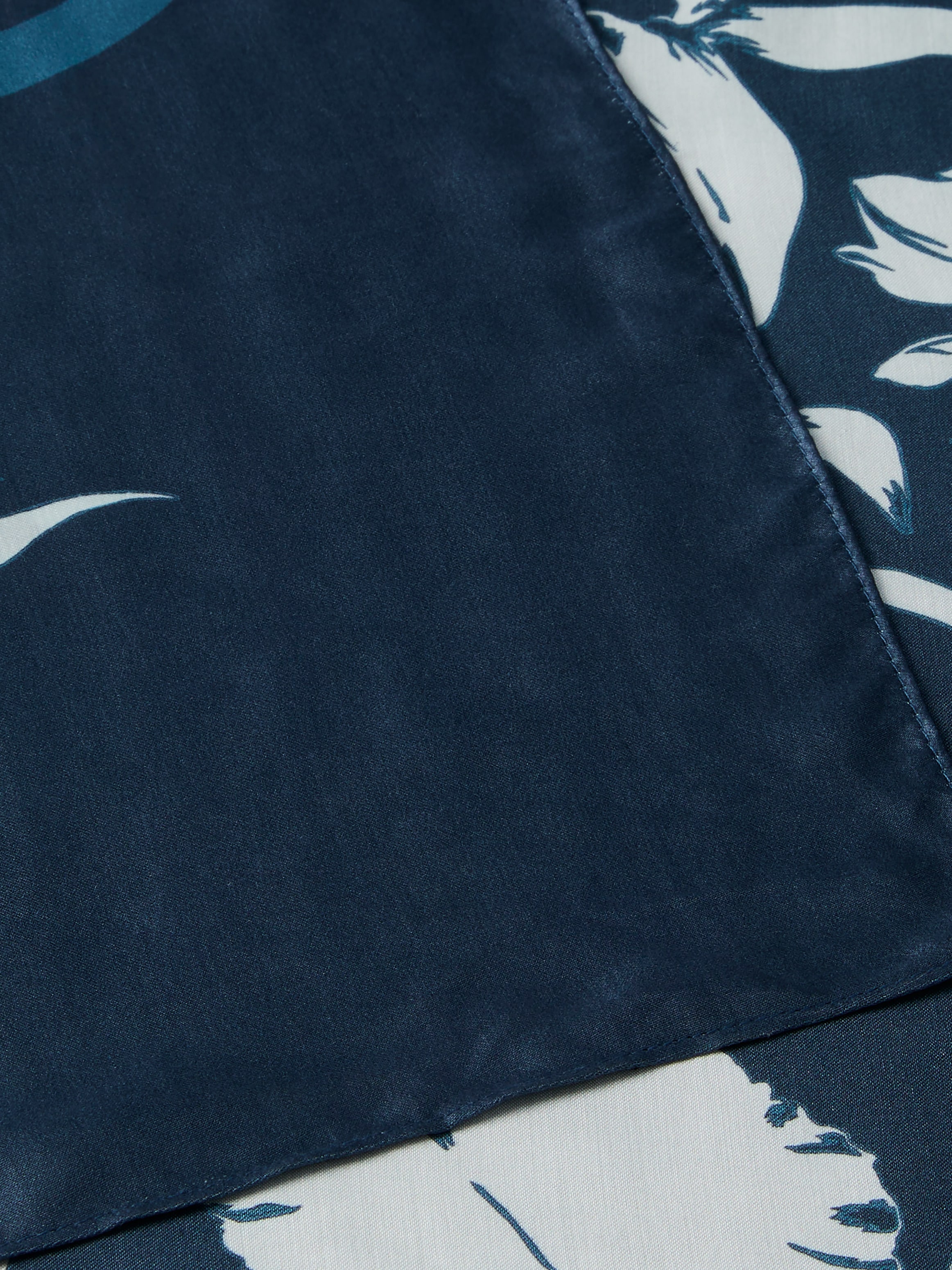 Calvin Klein Modetuch »ALLOVER FLORAL SQUARE SCARF« Mit Blumenmuster für einen schicken Auftritt