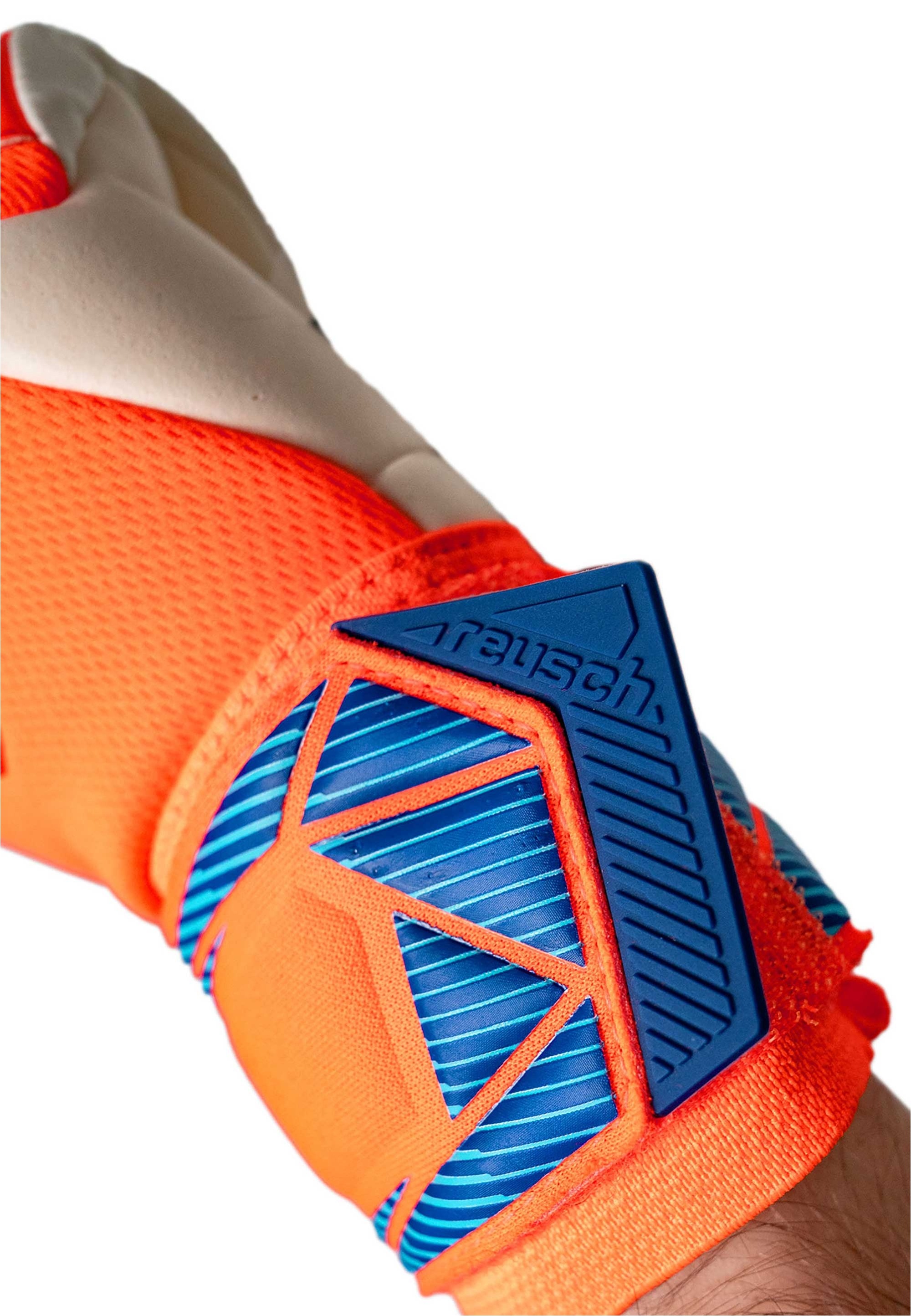 Reusch Torwarthandschuhe »Attrakt Gold X NC« mit mit Full Strap-Verschluss