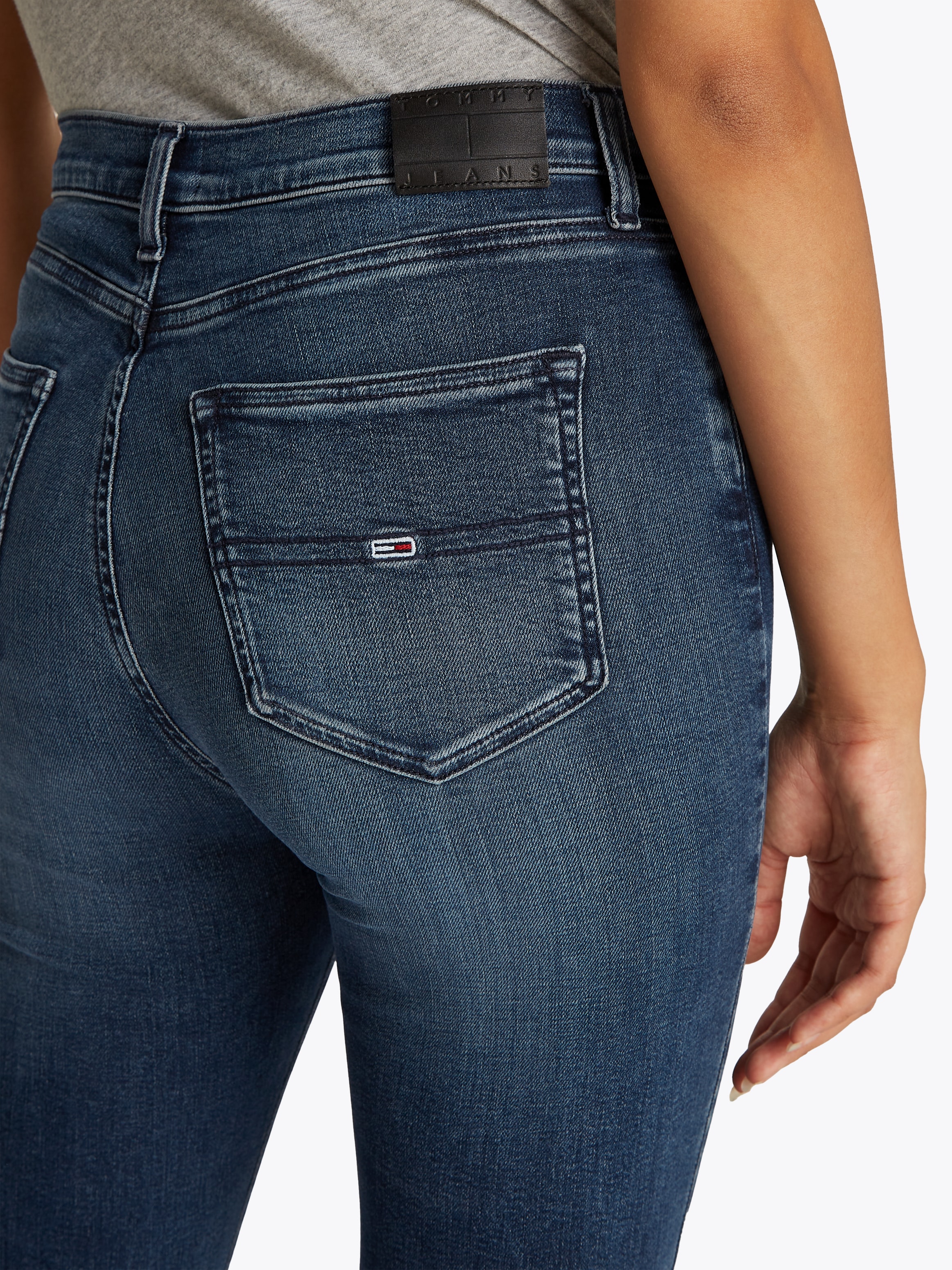 Tommy Jeans Bootcut-Jeans »SYLVIA HGH FLR«, Weite Beinform und Logo Stickerei auf der Gesäßtasche