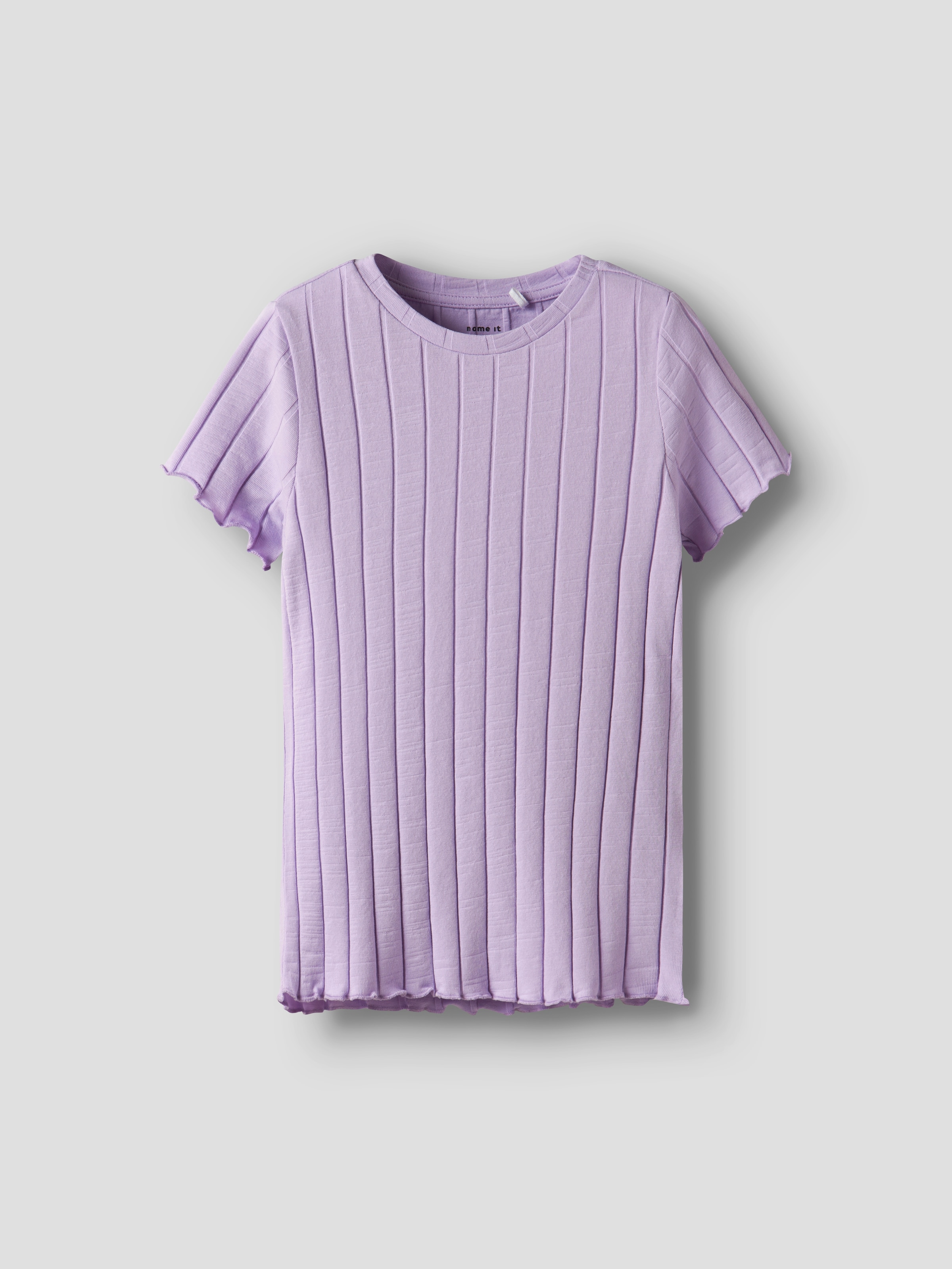 Name It T-Shirt »NKFNORALINA SS TOP NOOS«, tolle Rippen-Qualität und dadurch gewellte Säume am Arm und am Saum