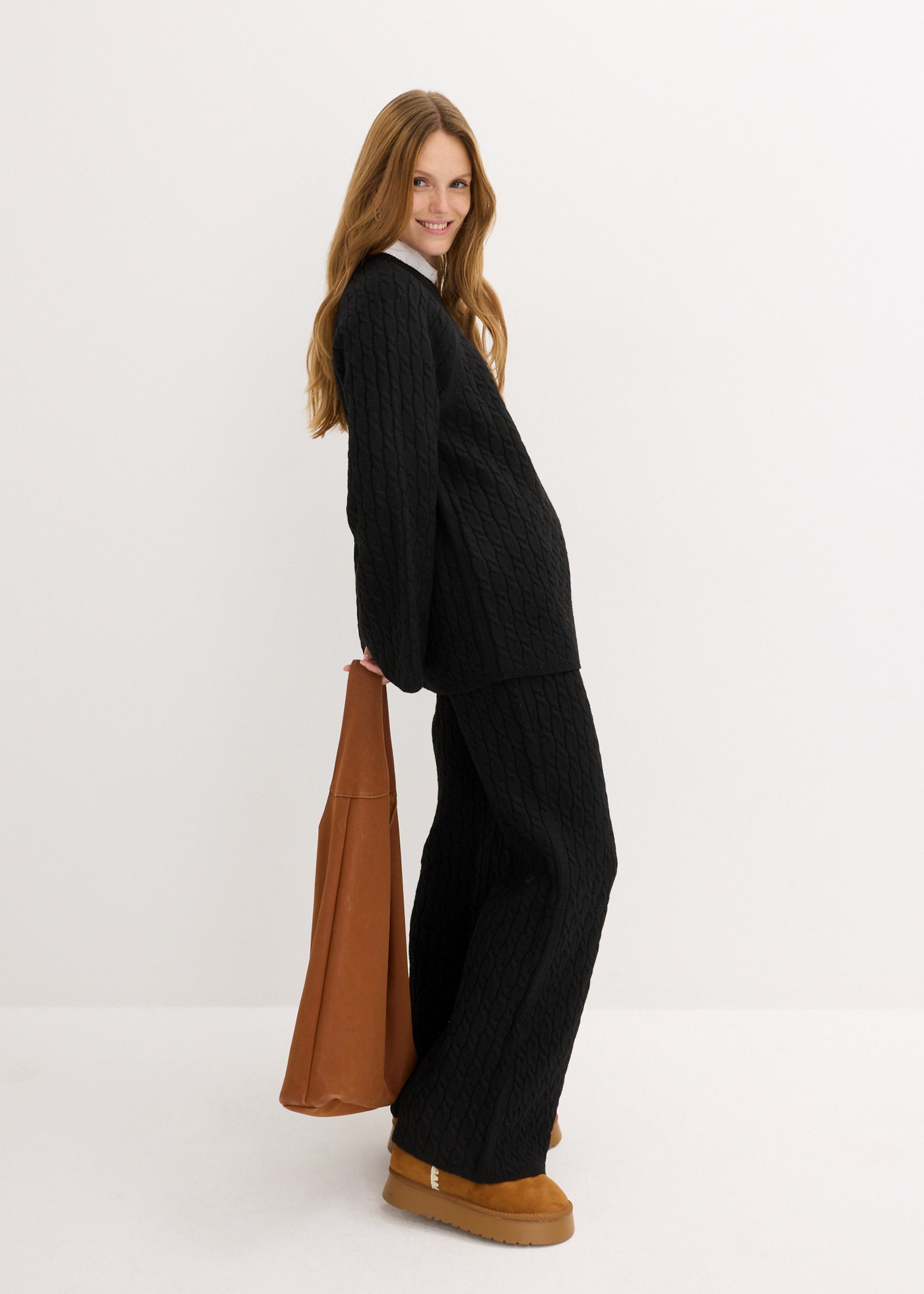 bonprix Stoffhose »Strickhose mit Zopfmuster«  aus Polyester und Wolle, Loose Fit, weite Beinform, mit Zopfmuster