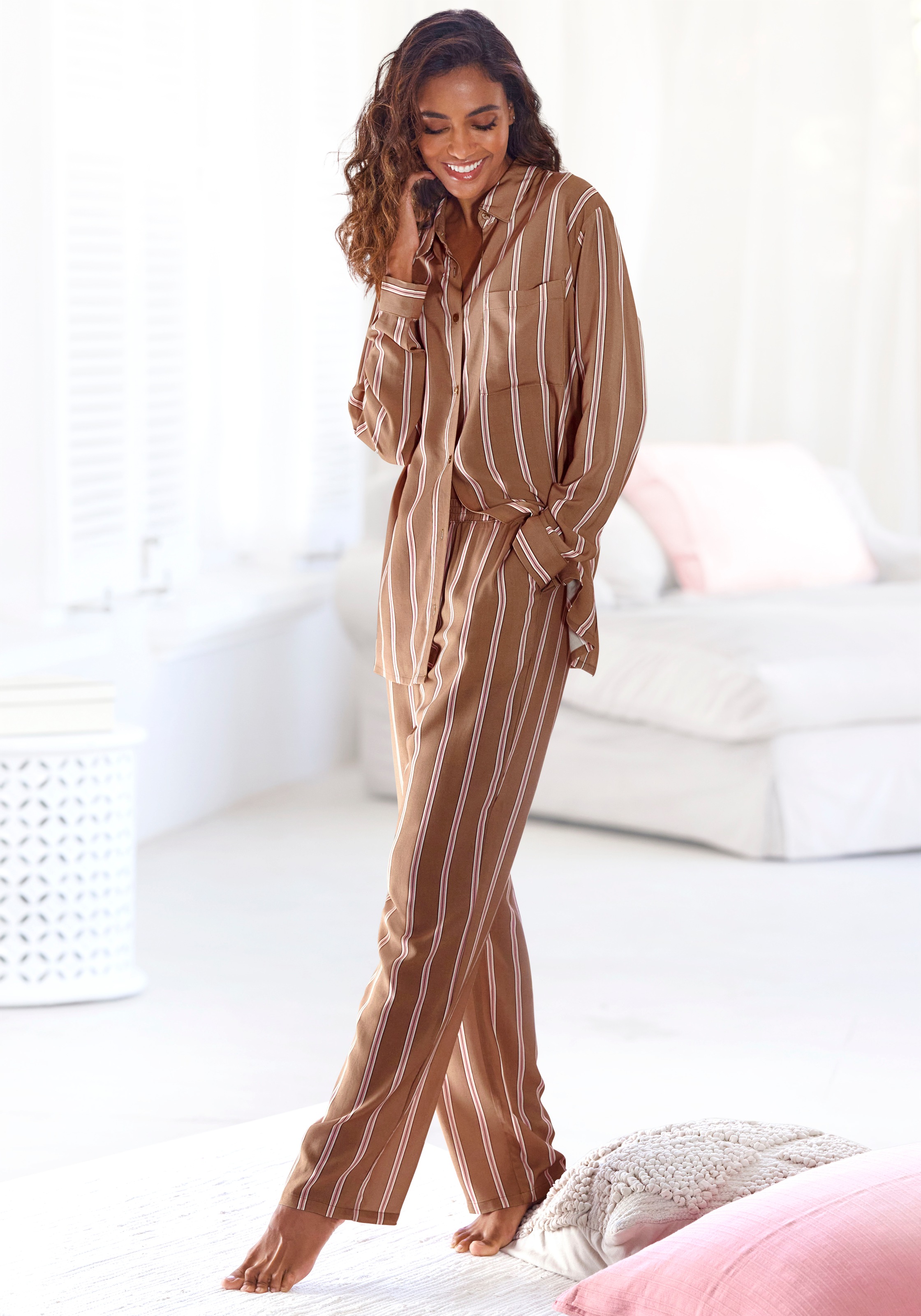 LASCANA Pyjama 2-teilig, 2 tlg. im klassischen Stil günstig online kaufen