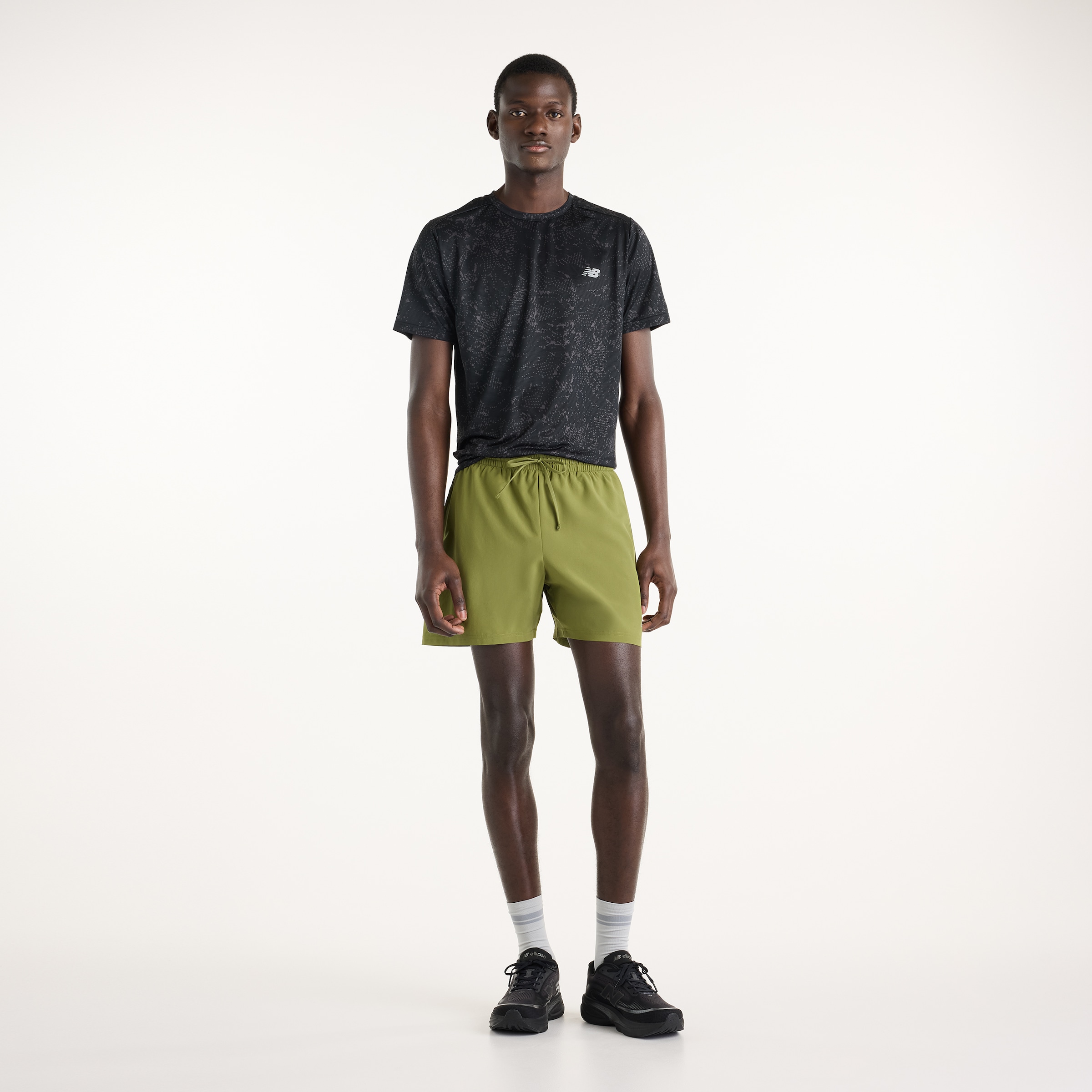 New Balance Laufshorts »SPORT ESSENTIAL SHORT 5«  für Laufen und Fitness, in sportlichem Stil, feuchtigkeitsabweisend