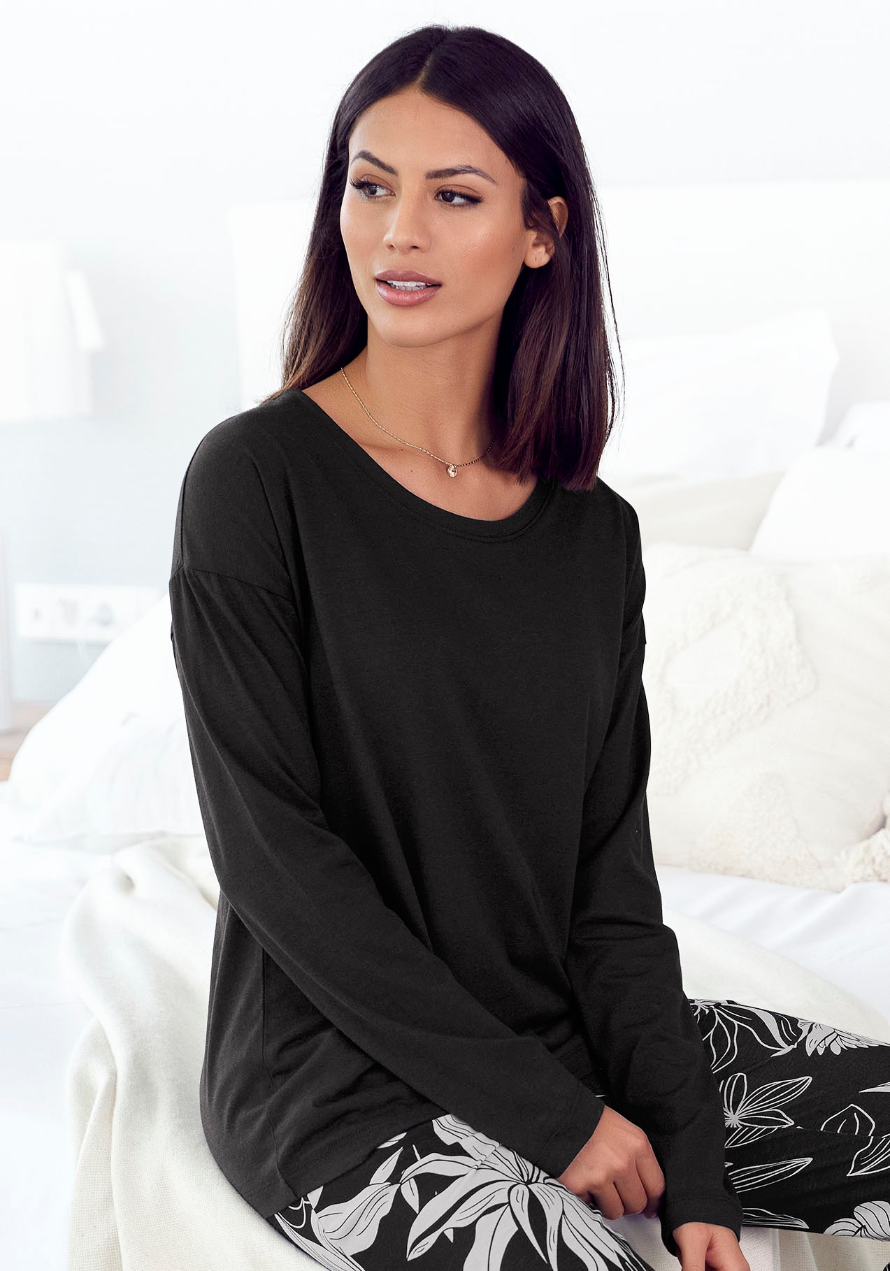 Pyjamaoberteil LASCANA, Damen, Gr. 36/38, schwarz, Single Jersey, Obermaterial: 50% Baumwolle, 50% Viskose, unifarben, loose fit hüftlang, Rundhals, Shirts, mit überschnittenen Schultern