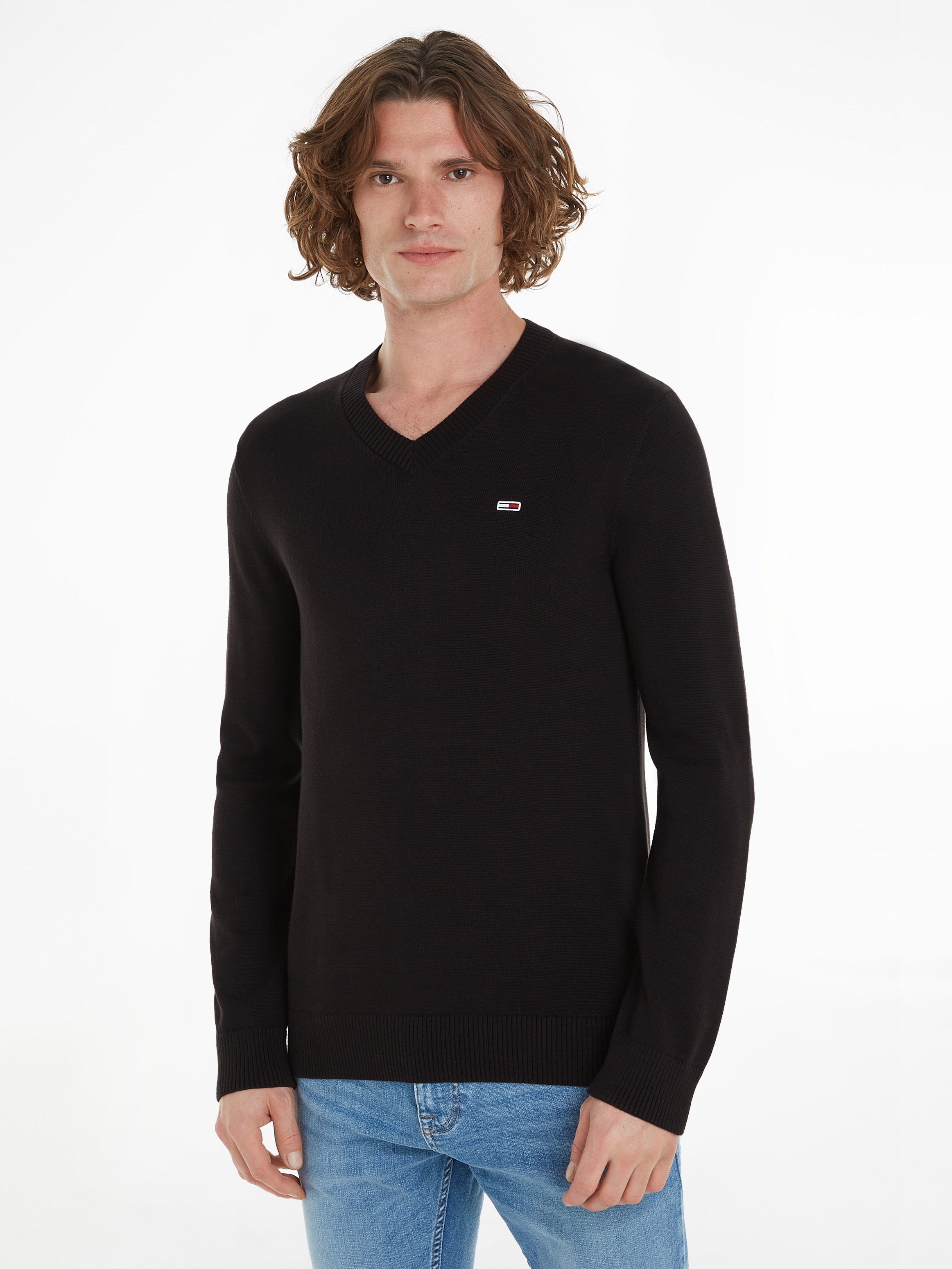 Sweatshirt »TJM SLIM V NECK ESSNTL SWEATER«, mit Logostickerei