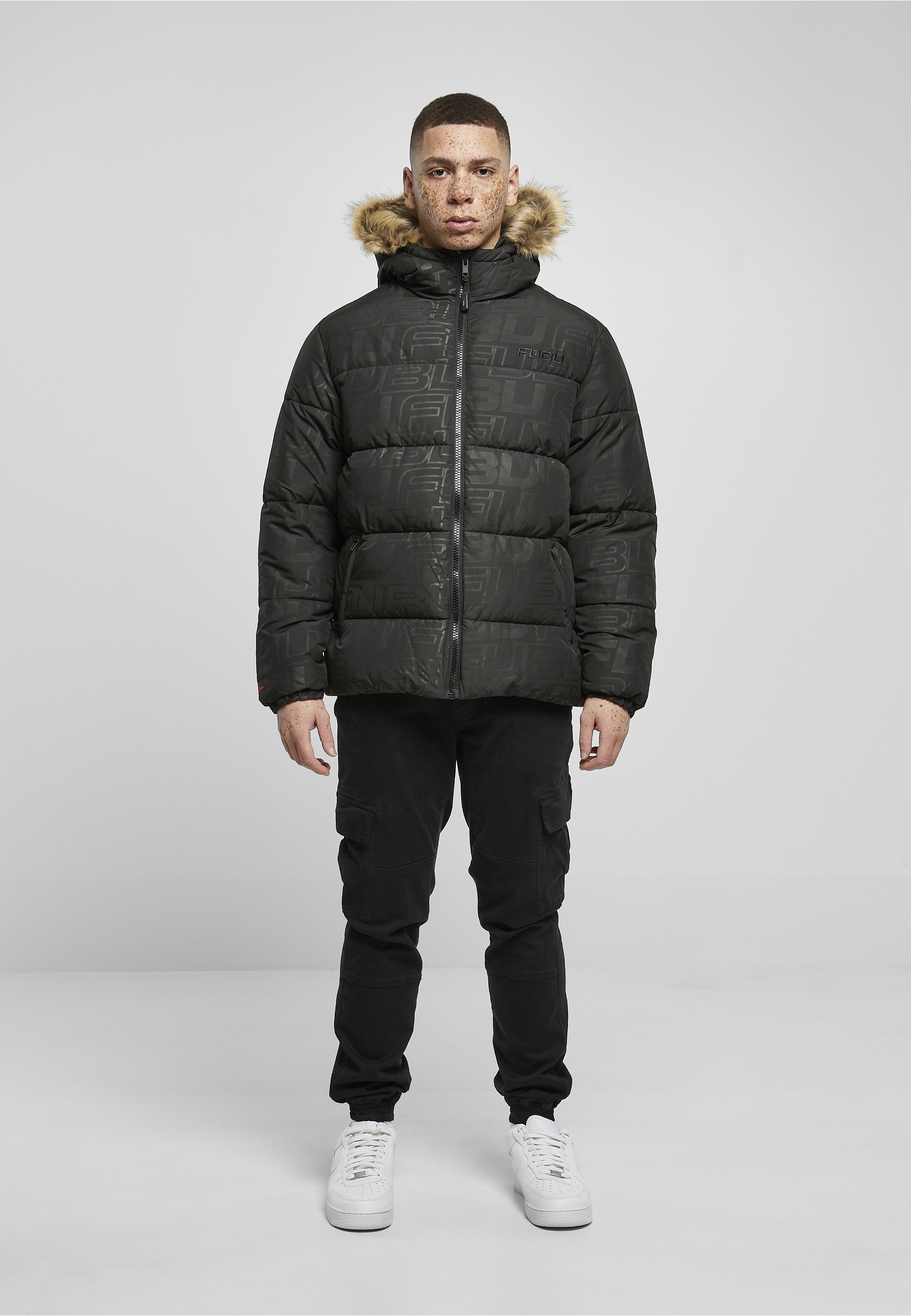 Fubu Winterjacke »Fubu Herren FM224-039-2 FUBU Corporate AOP Puffer Jacket« 1 Stk. tlg. mit Kapuze