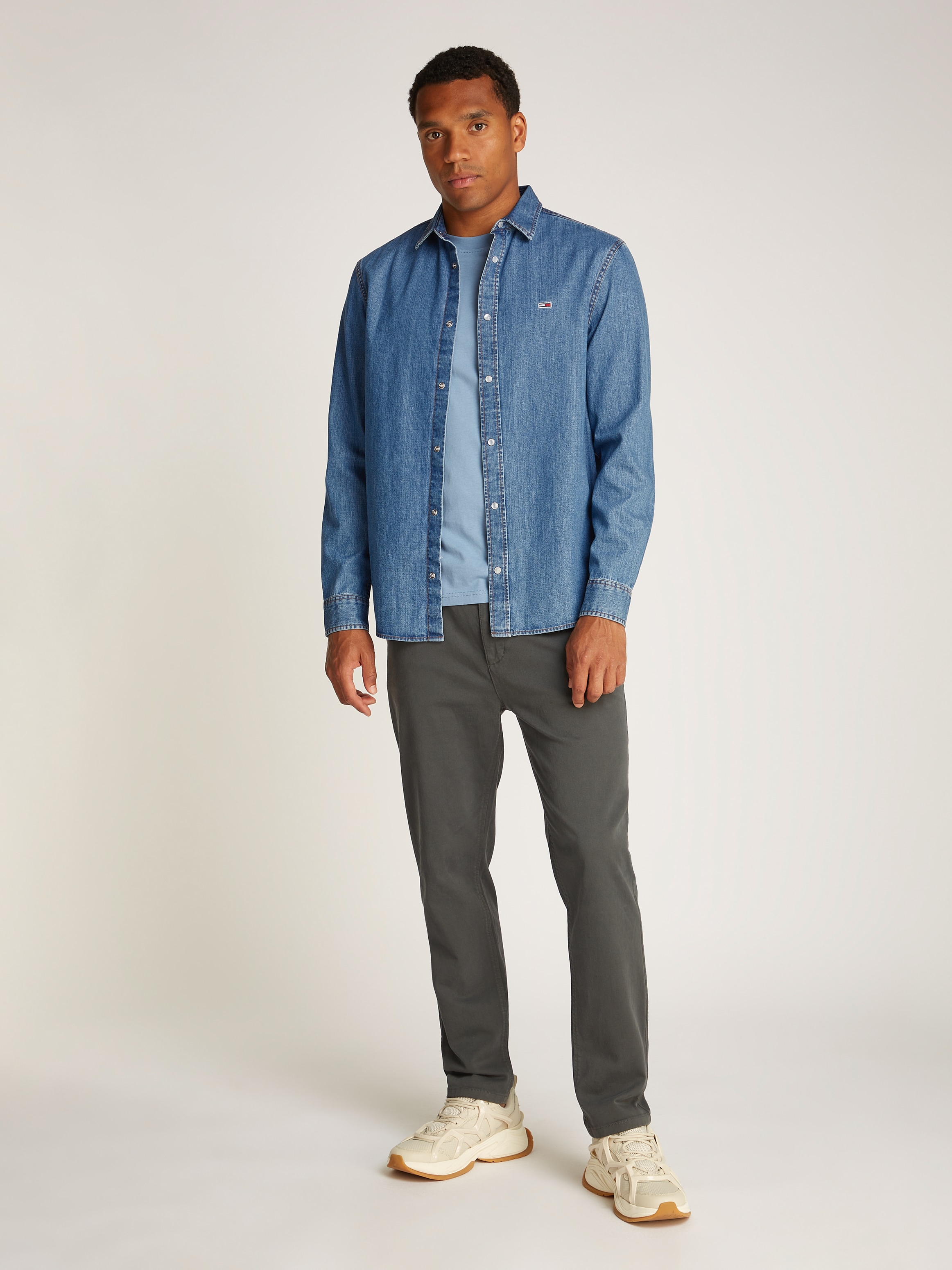 Tommy Jeans Jeanshemd »RGLR FIT SHIRT MID BLUE«, in blauer Waschung