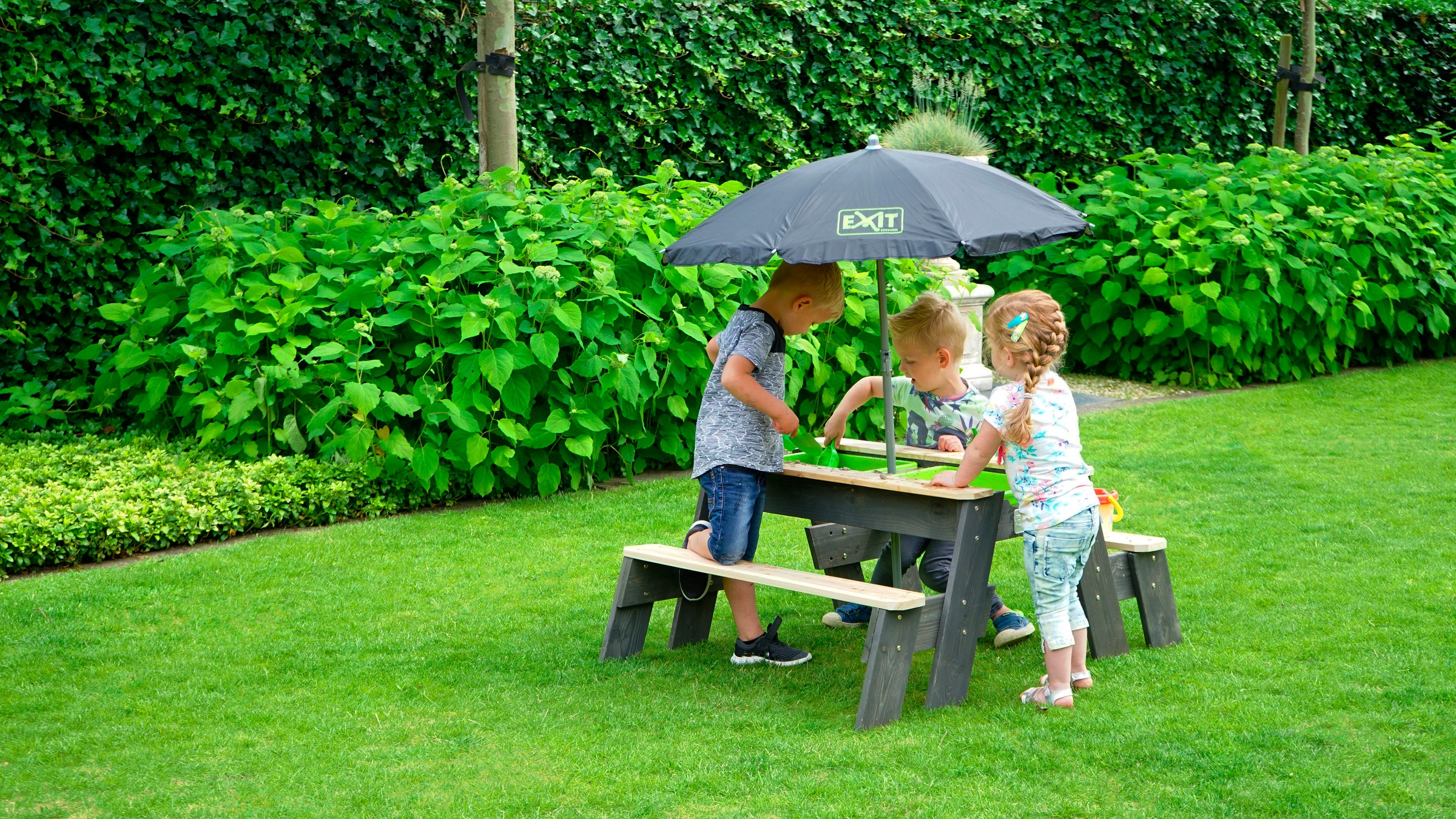 EXIT Spieltisch »Aksent«, mit 2 Bänke und Sonnenschirm; FSC® - schützt Wald - weltweit