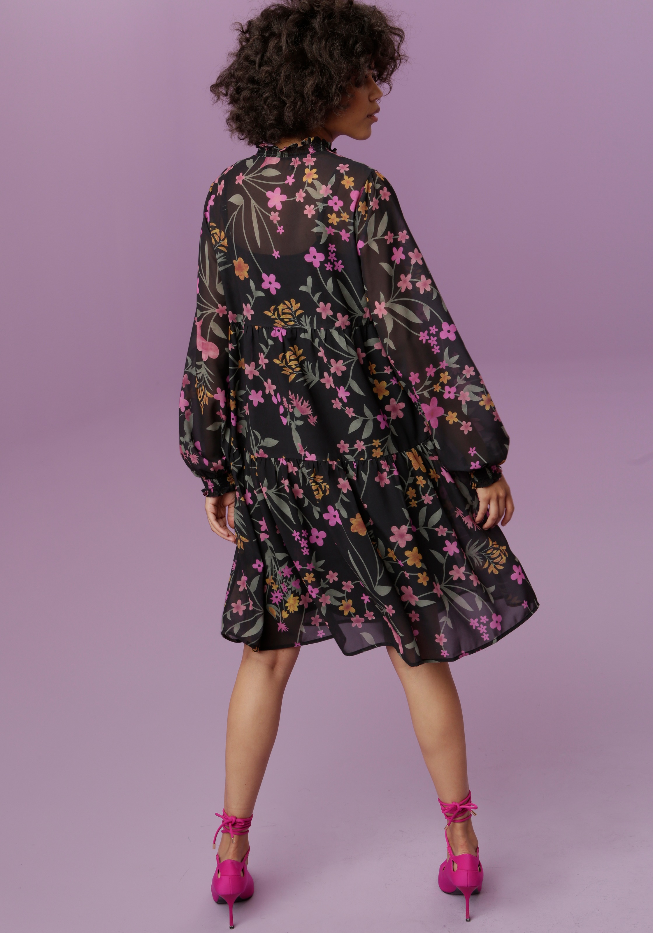 | Blusenkleid, BAUR CASUAL farbenfrohem mit Aniston bestellen Blumenstruck