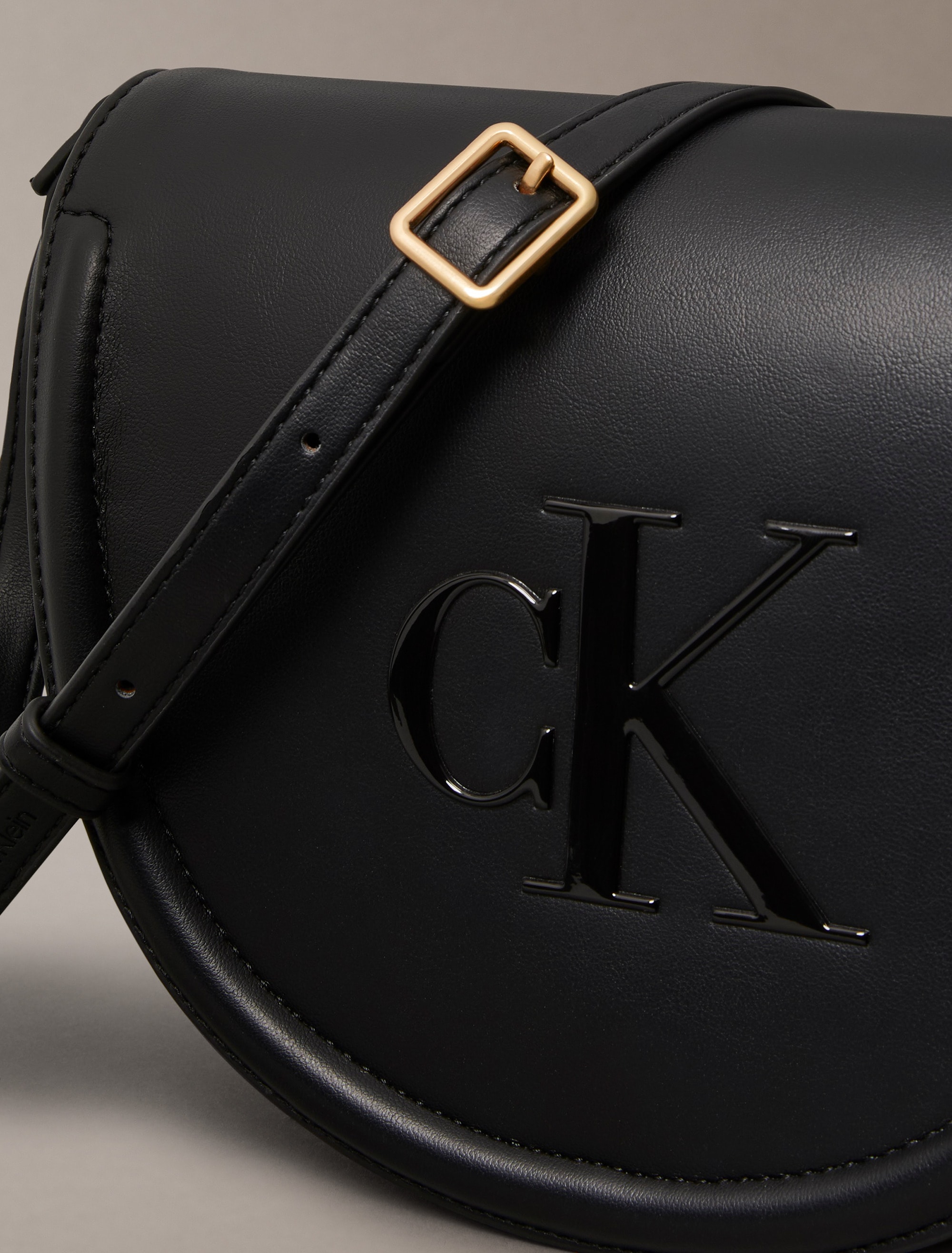 Calvin Klein Umhängetasche »RAISED CK SADDLE CROSSBODY«, Damen Schultertasche, Handtasche, Abendtasche mit CK-Logo