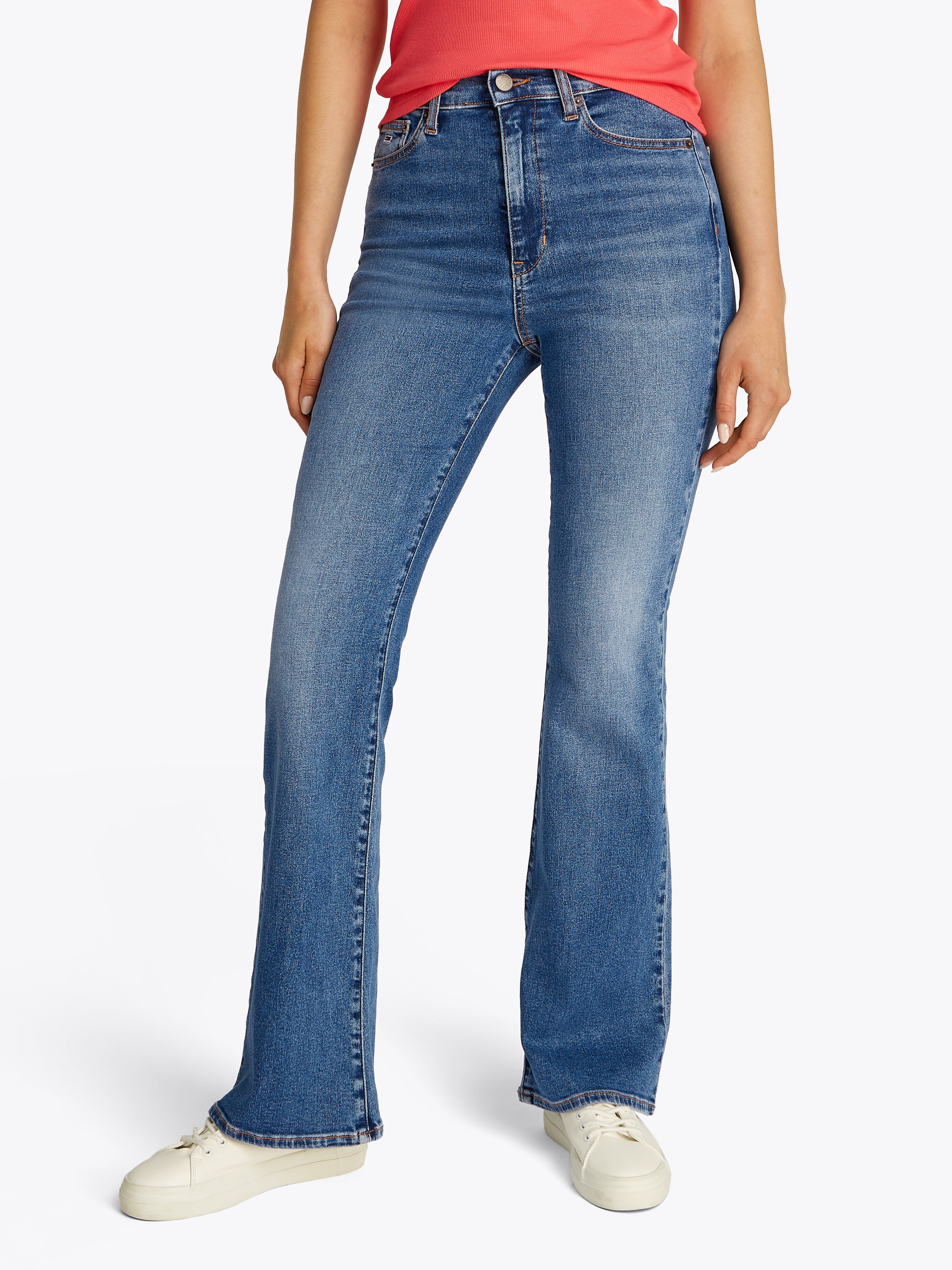 Tommy Jeans Bootcut-Jeans "SYLVIA HGH FLR", Weite Beinform und Logo Sticker günstig online kaufen