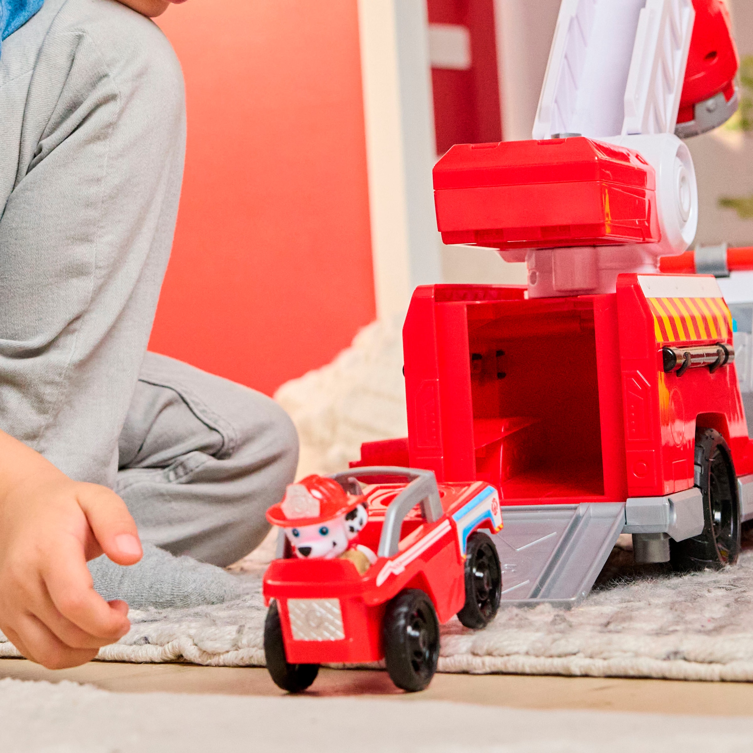 Spin Master Spielzeug-Feuerwehr »PAW Patrol Fire Rescue - Marshalls Deluxe Feuerwehr-Truck«, mit Licht und Sound