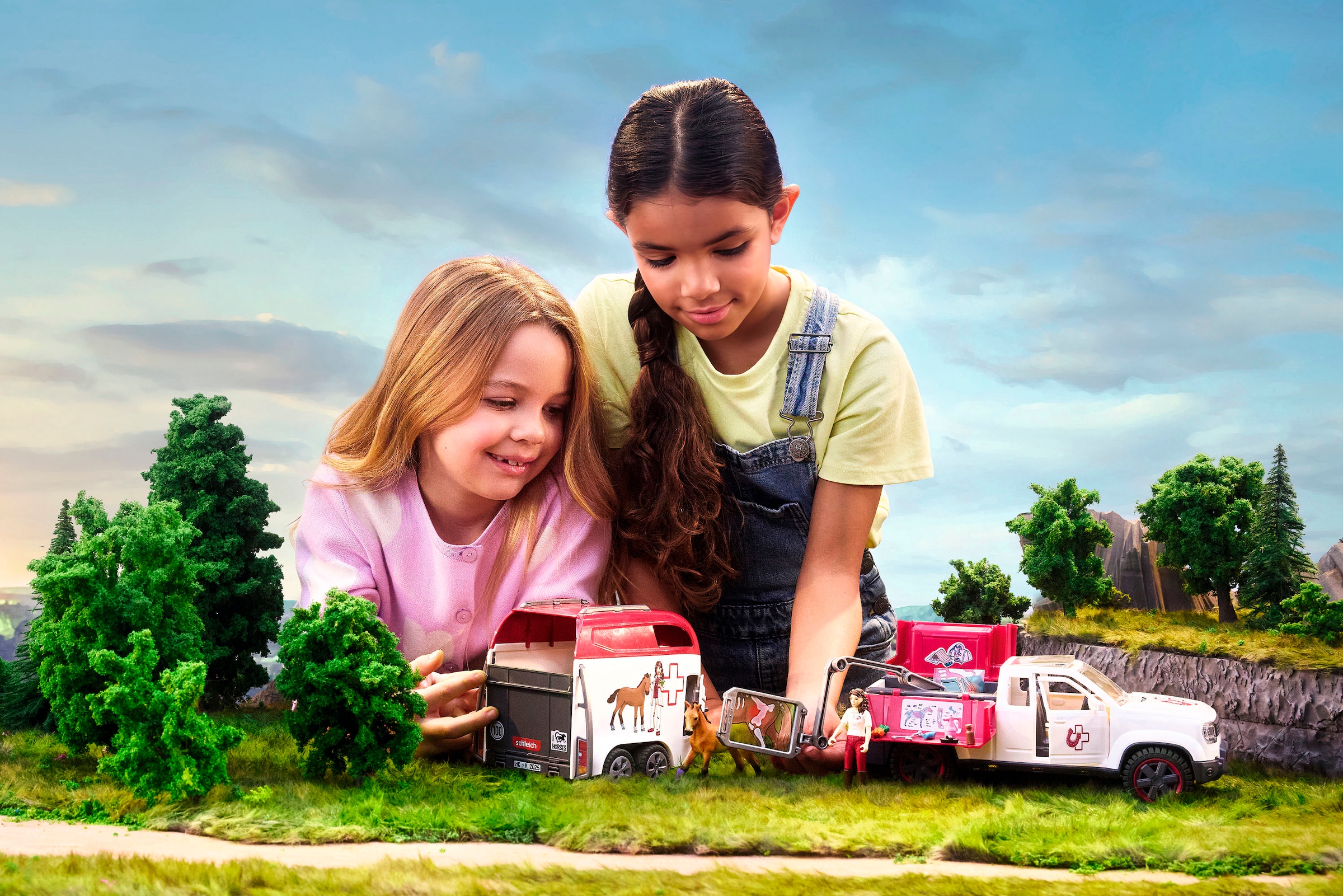 Schleich® Spielzeug-Auto »HORSE CLUB, Mobile Tierärztin mit Anhänger (42704)«, Made in Europe